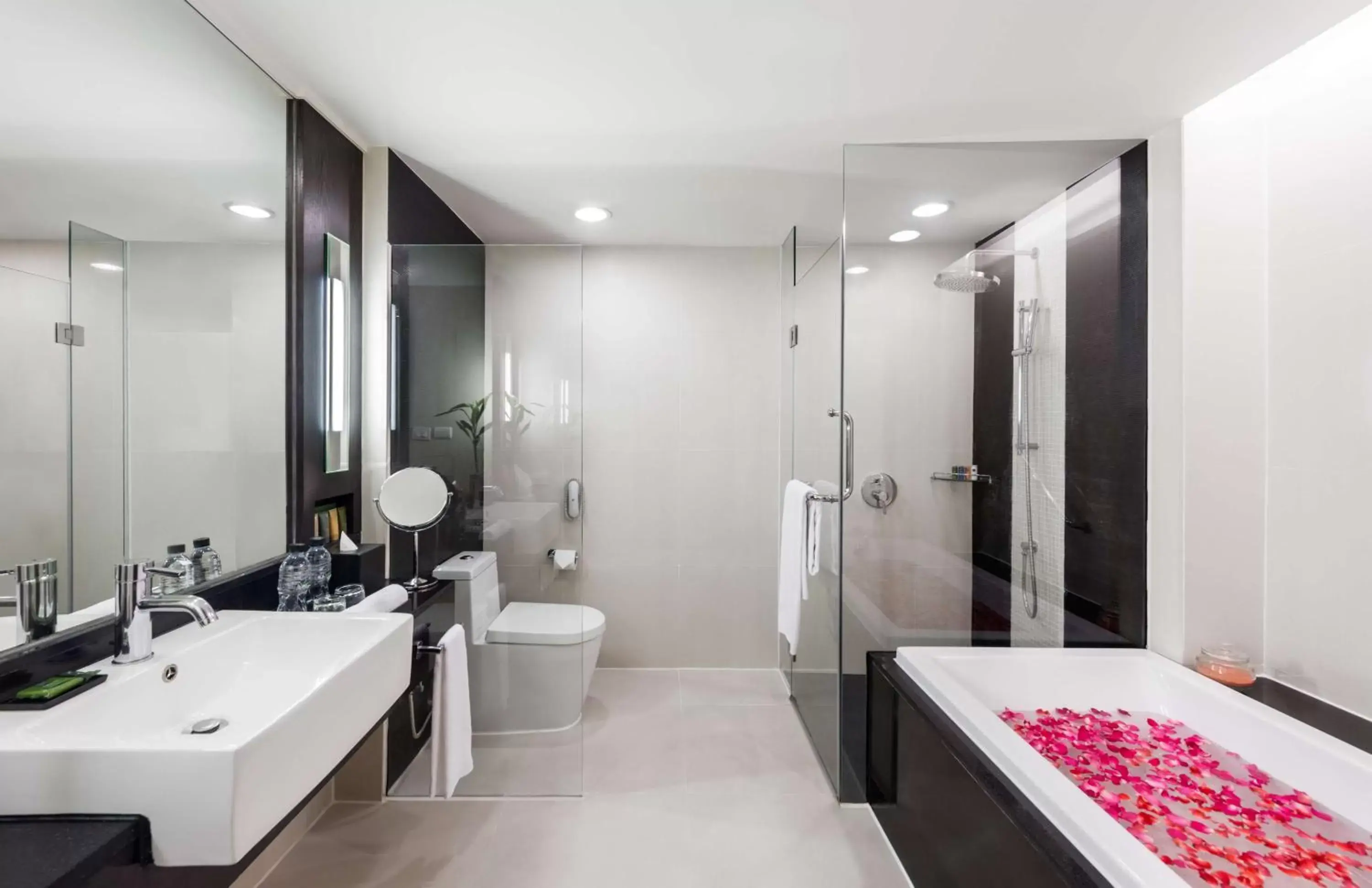 Toilet, Bathroom in Radisson Suites Bangkok Sukhumvit - SHA Extra Plus