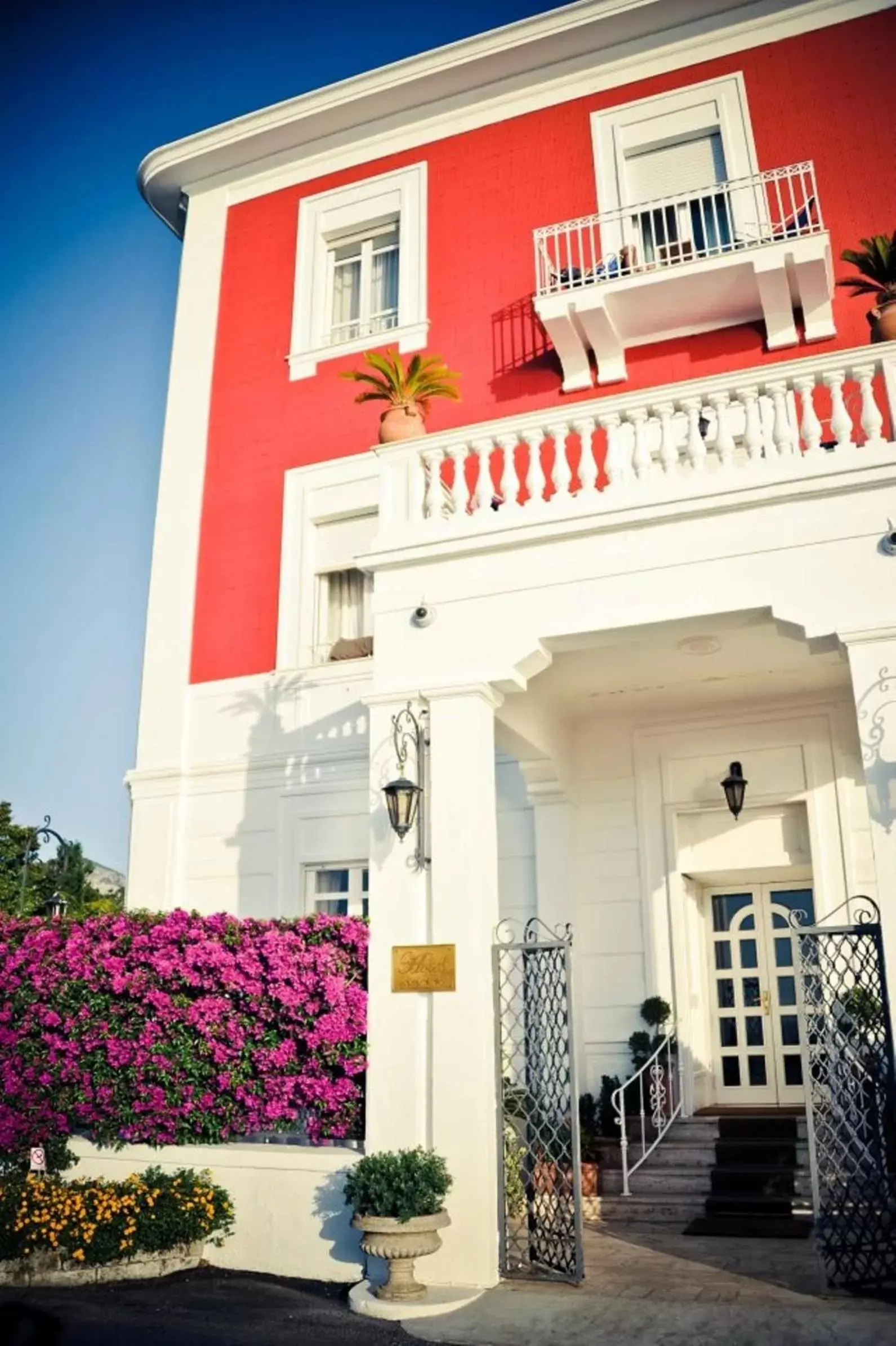 Facade/entrance, Property Building in Hotel Villa Garden