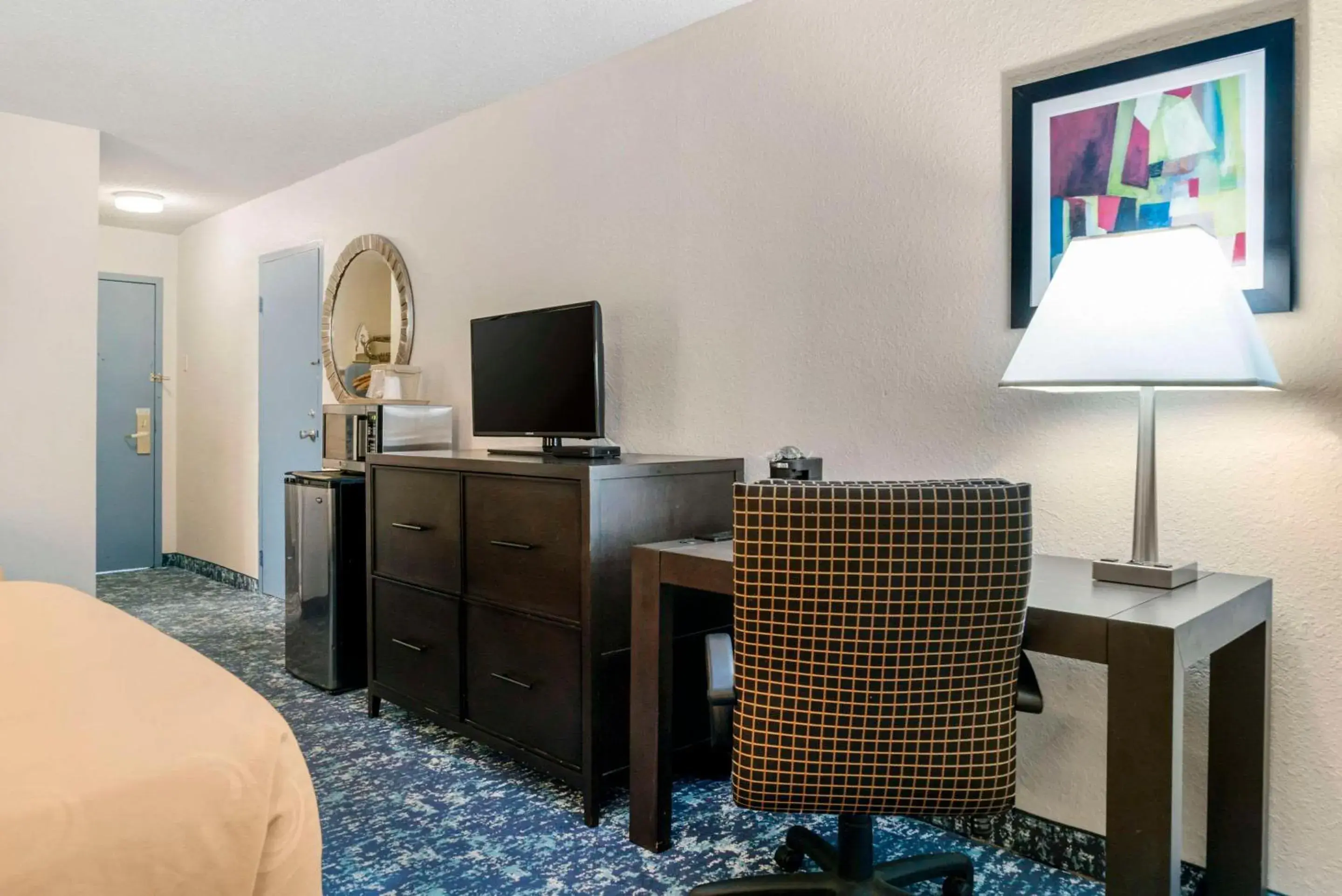 Bedroom, TV/Entertainment Center in Quality Inn & Suites Banquet Center