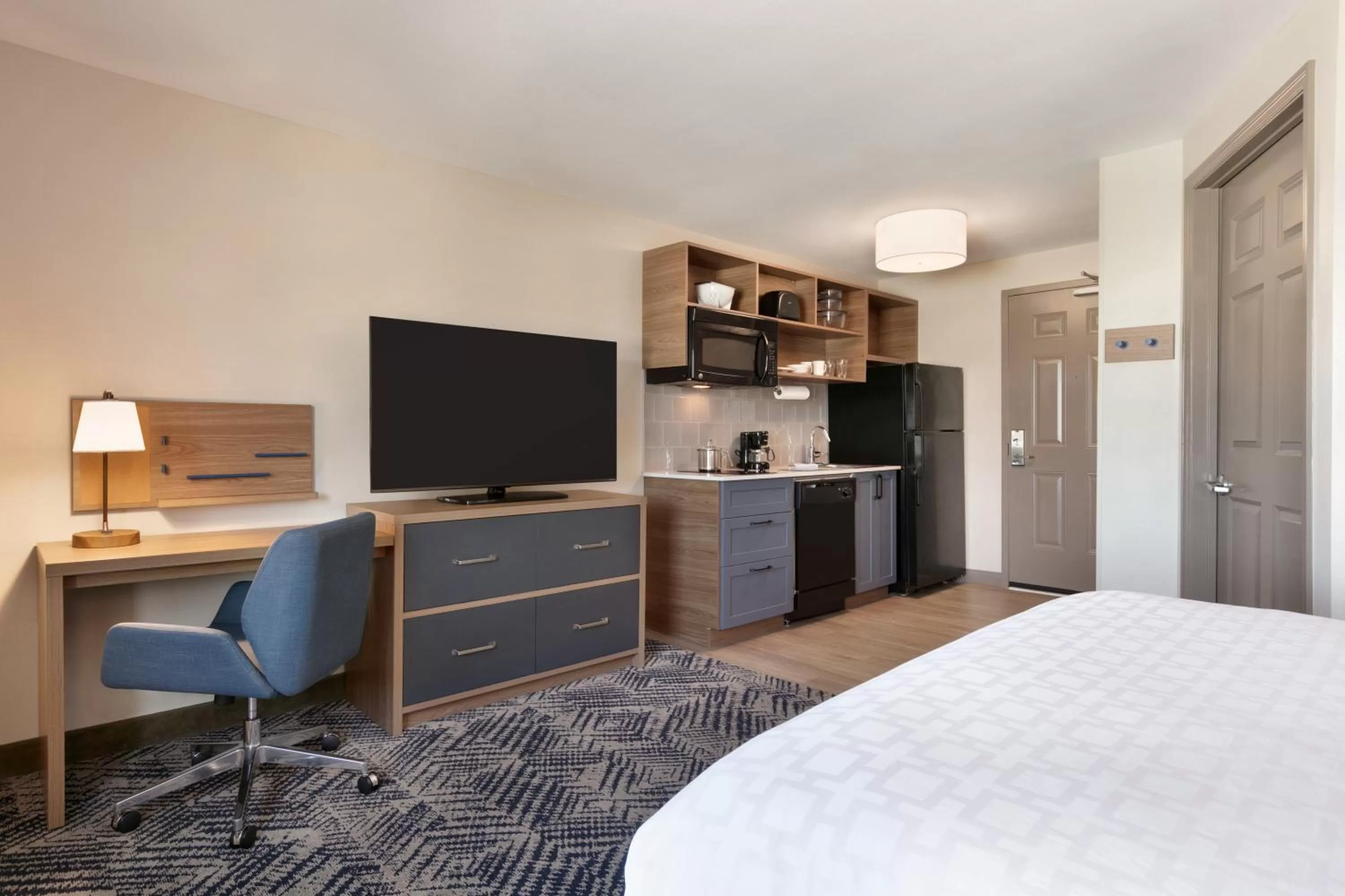 Kitchen or kitchenette, Bed in Candlewood Suites Fayetteville Fort Bragg by IHG