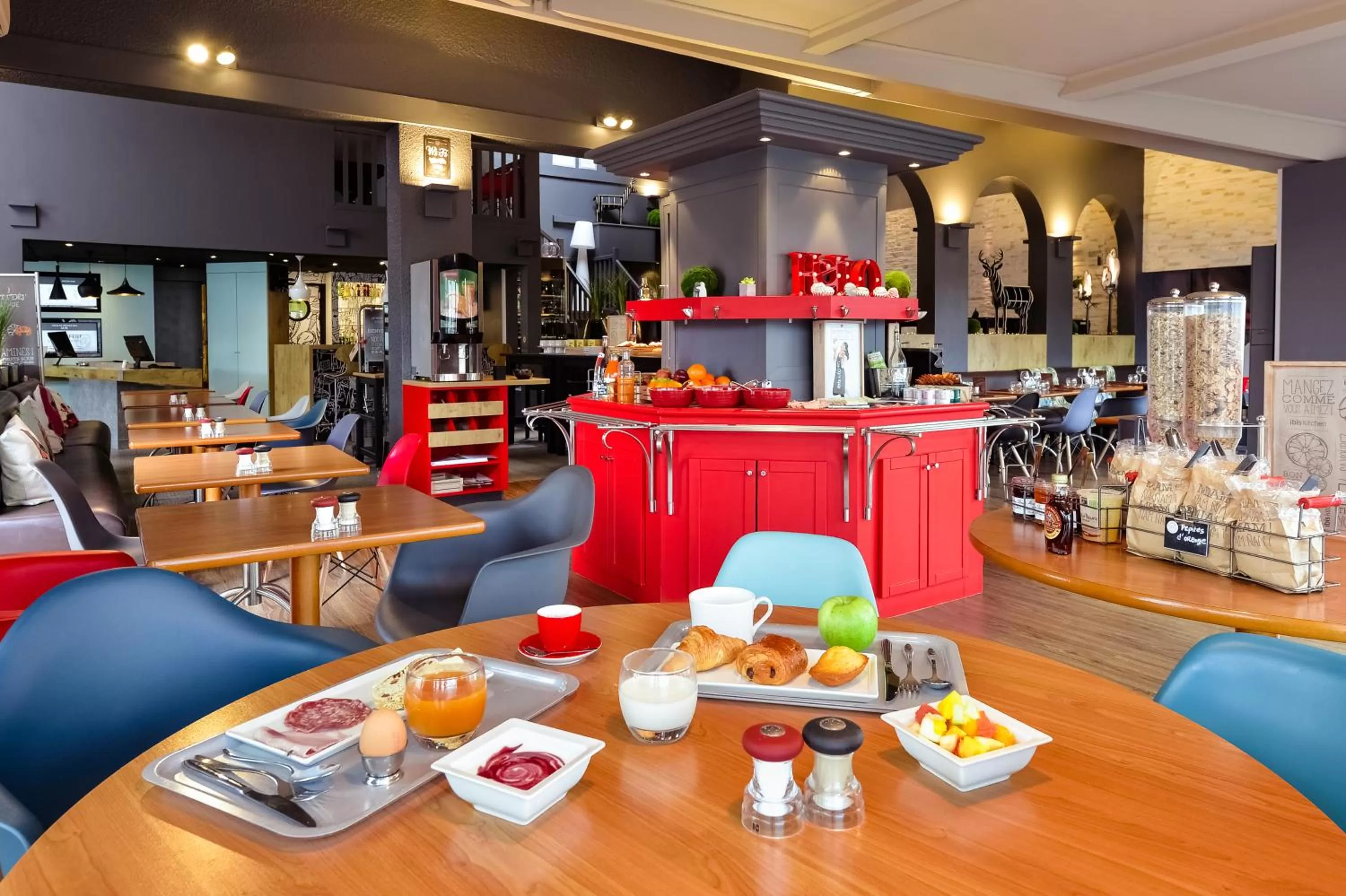 Continental breakfast in ibis Macon Sud Crêches