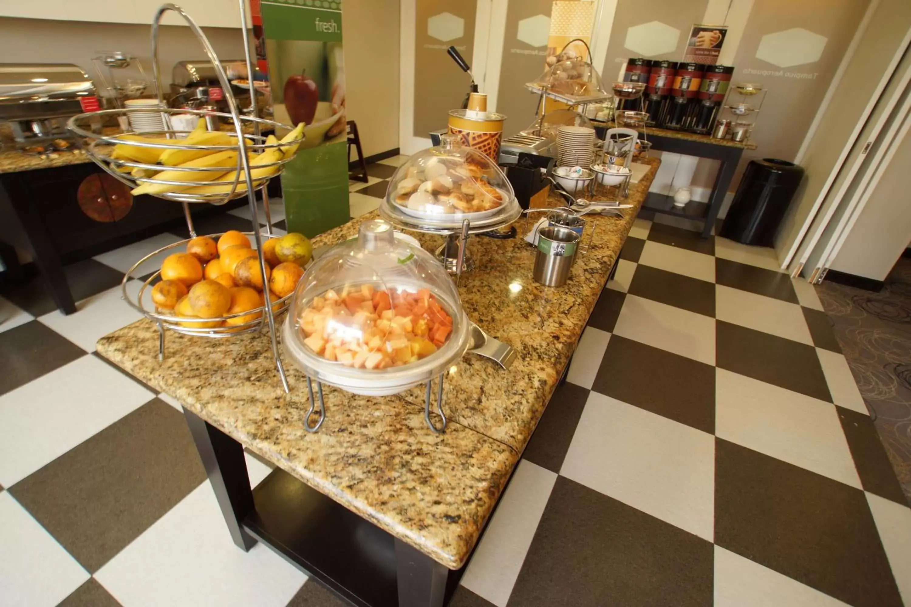 Dining area, Food in Hampton Inn Tampico Airport