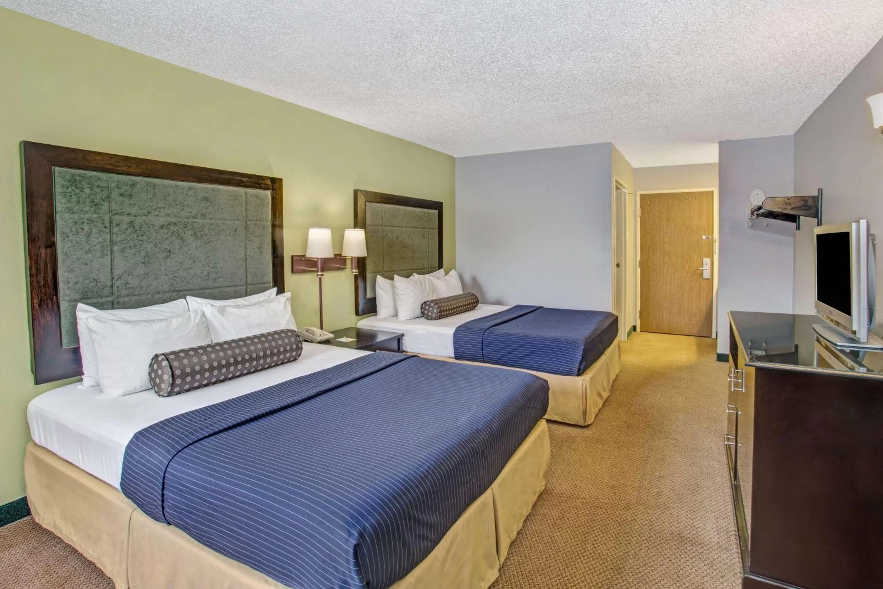 Photo of the whole room, Bed in Days Inn by Wyndham Great Lakes Naval Base