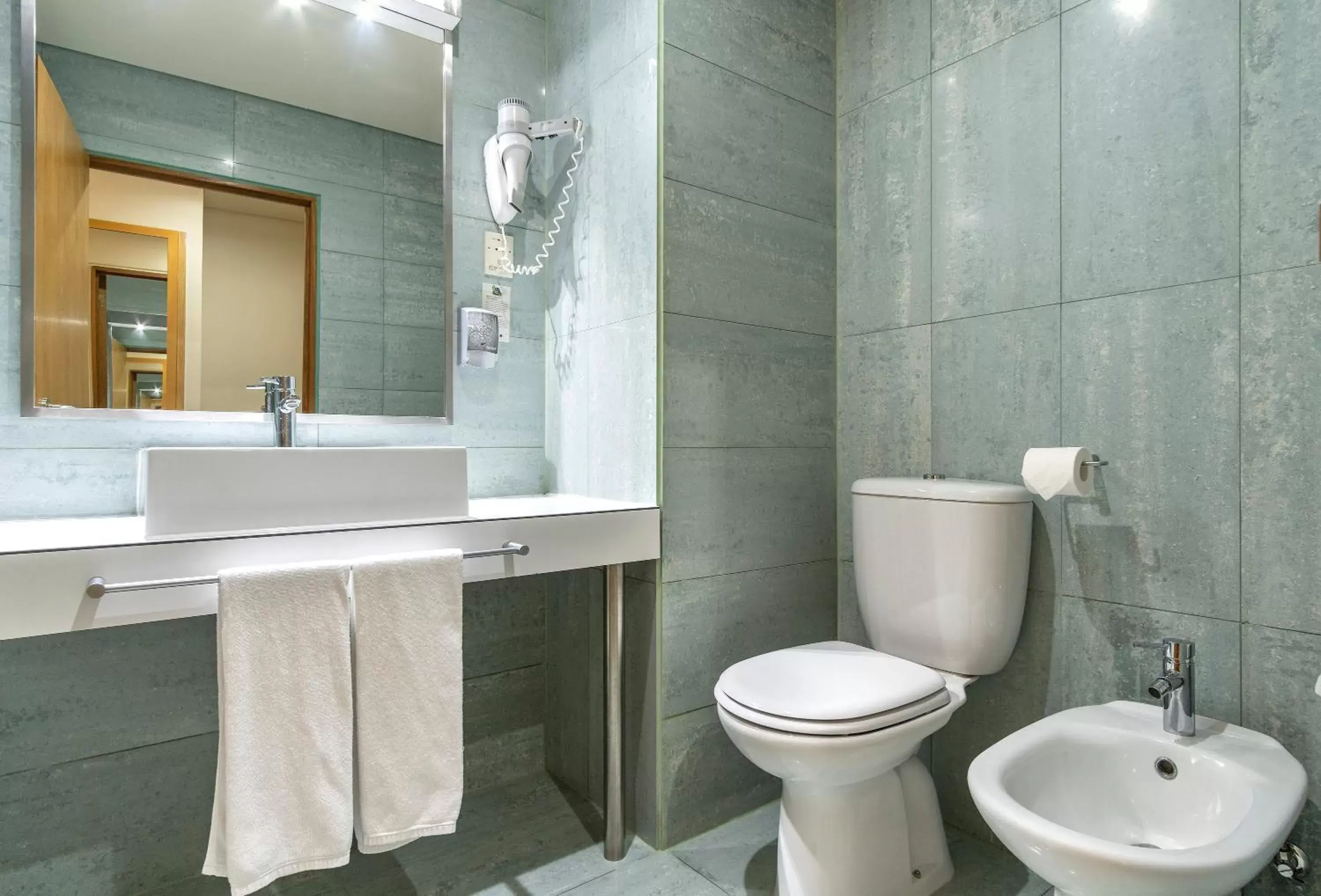 Toilet, Bathroom in Hotel Comfort Inn Ponta Delgada