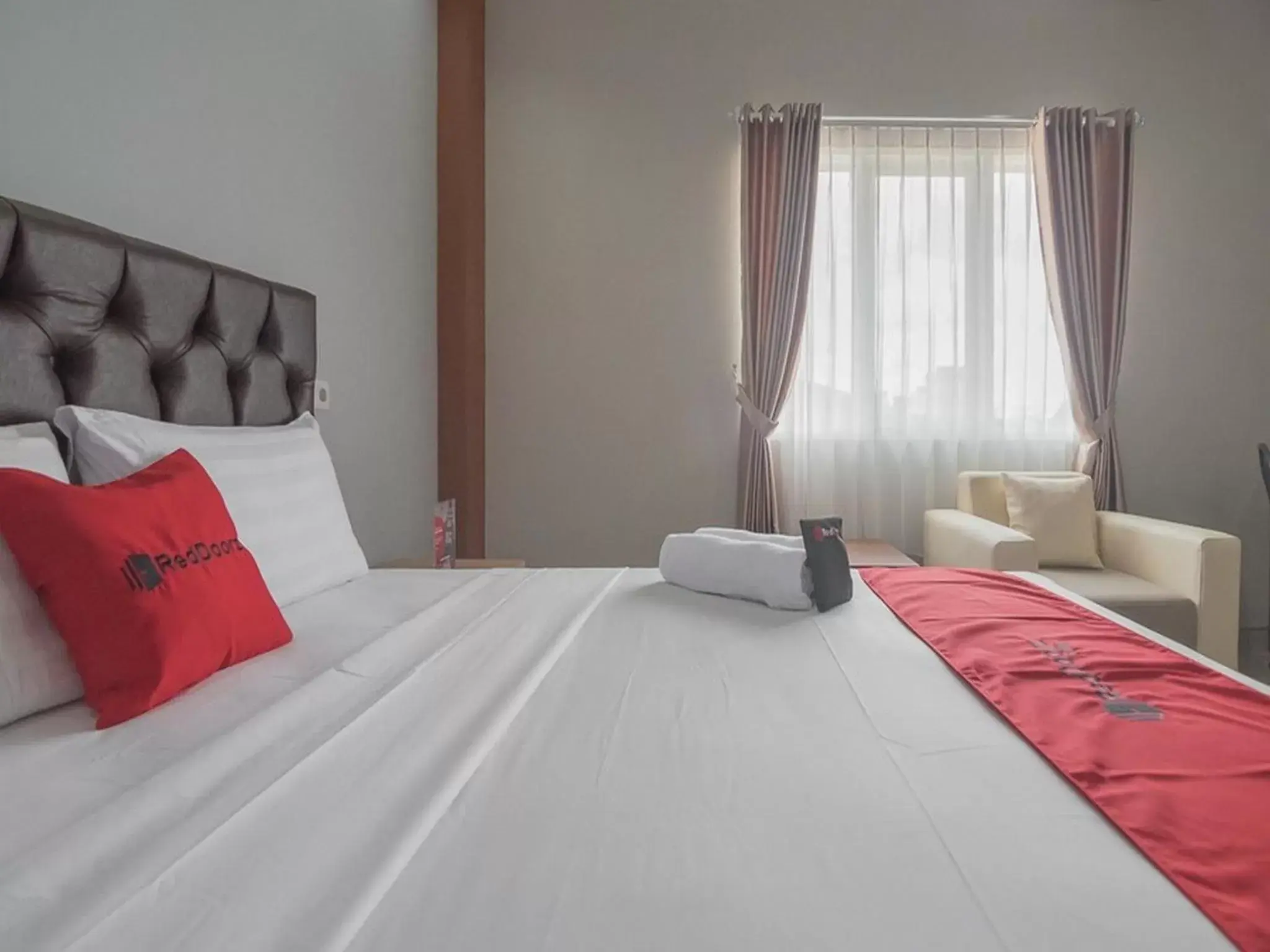 Bedroom, Bed in RedDoorz near Islamic Center Samarinda Bedroom, Bed in RedDoorz near Islamic Center Samarinda