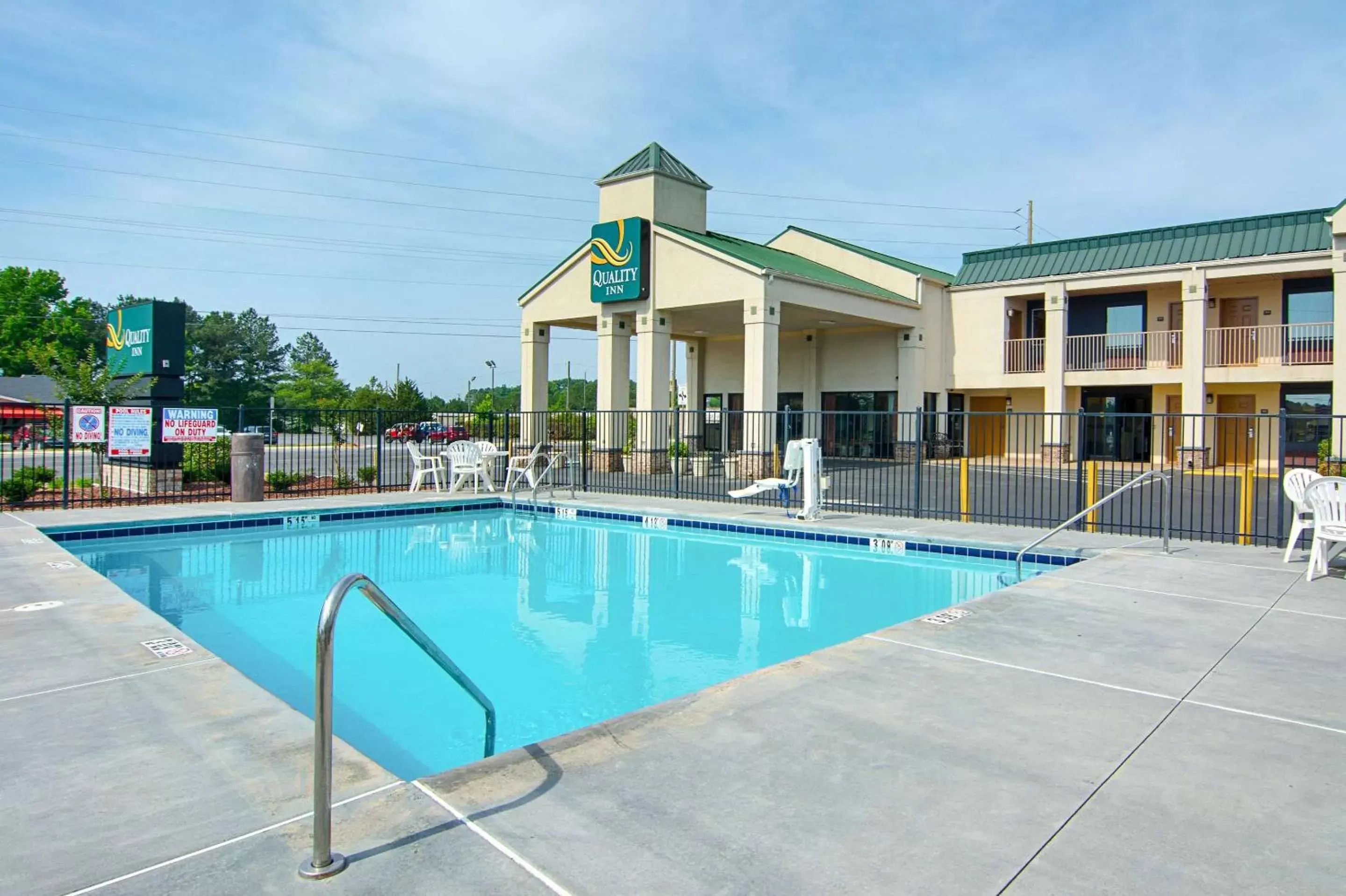 On site, Swimming Pool in Quality Inn Calhoun North I-75