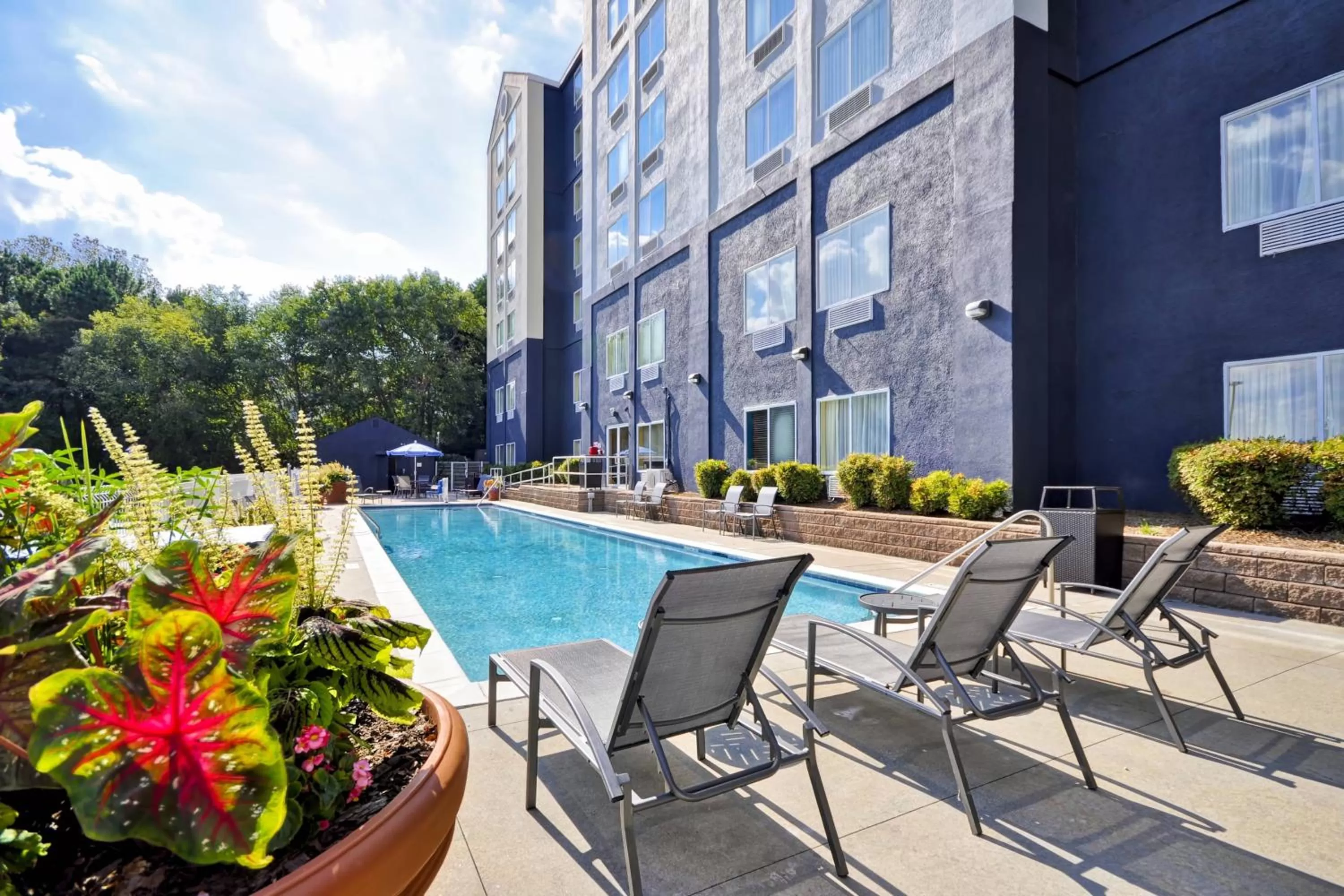 Swimming pool in Fairfield Inn & Suites by Marriott Atlanta Vinings/Galleria