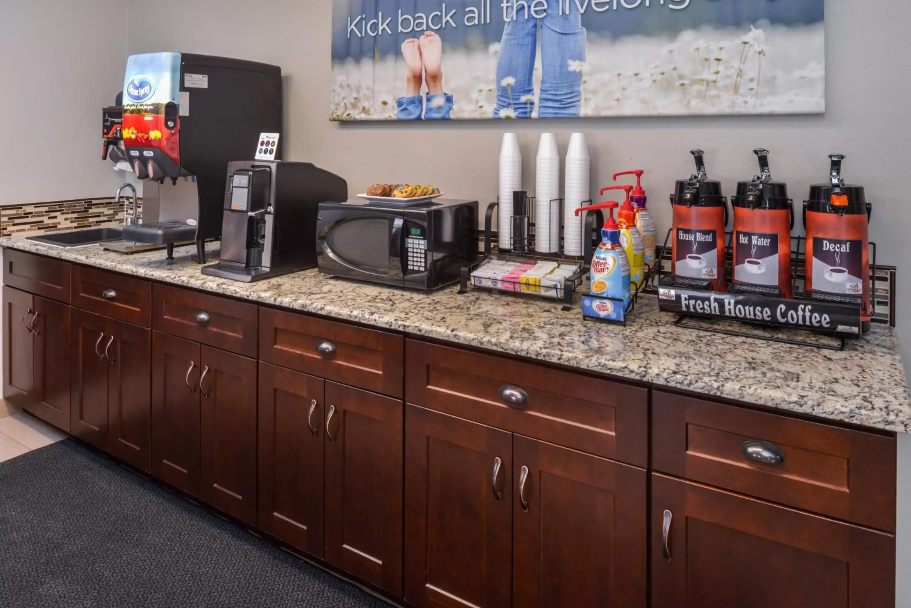 Coffee/tea facilities, Kitchen/Kitchenette in Red Lion Inn & Suites Kennewick Tri-Cities