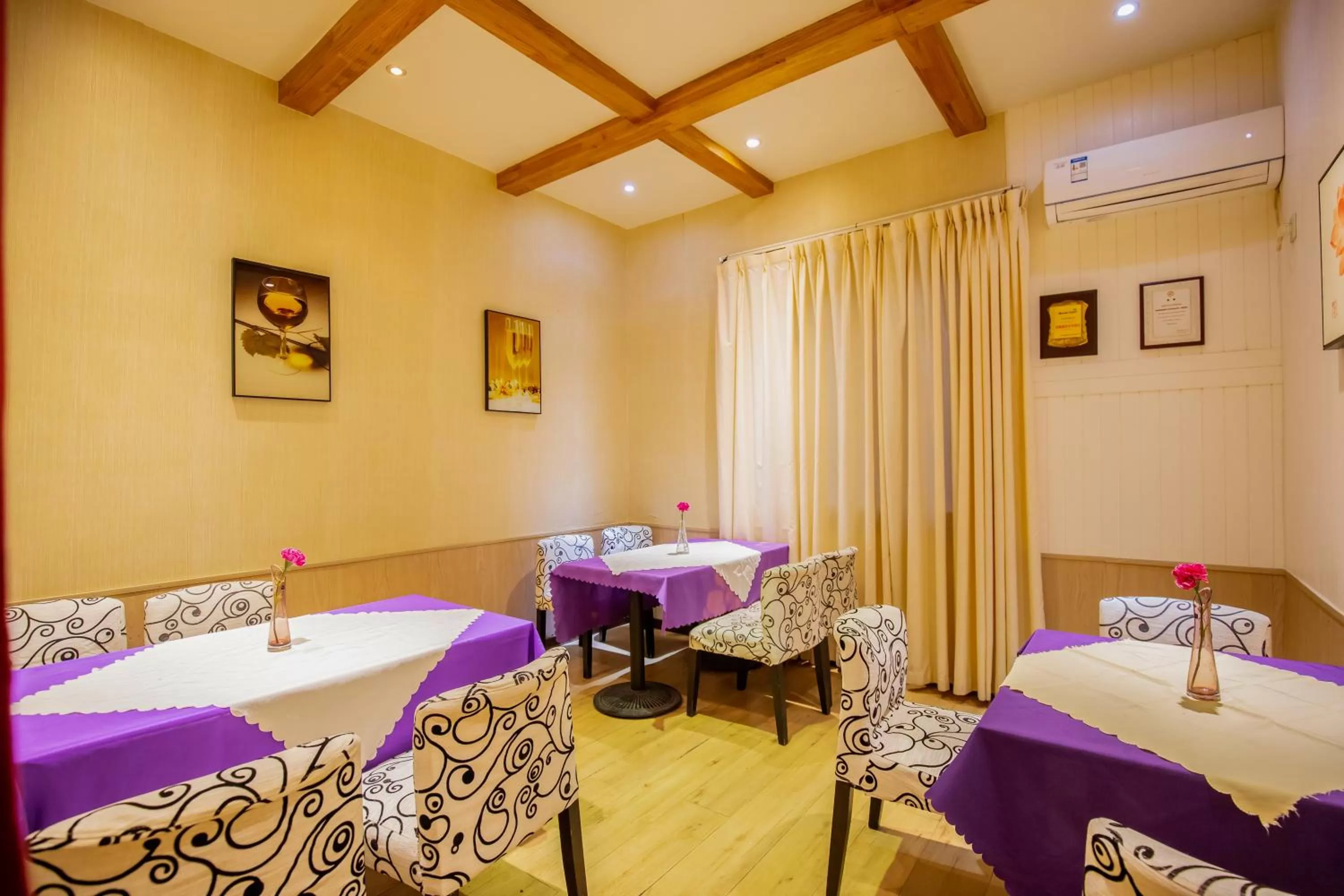 Restaurant/places to eat in Wenjun Courtyard Hotel---3mins walk from Tonghuimen metro station ,next to People`s Park, fluent English service ,travel agency