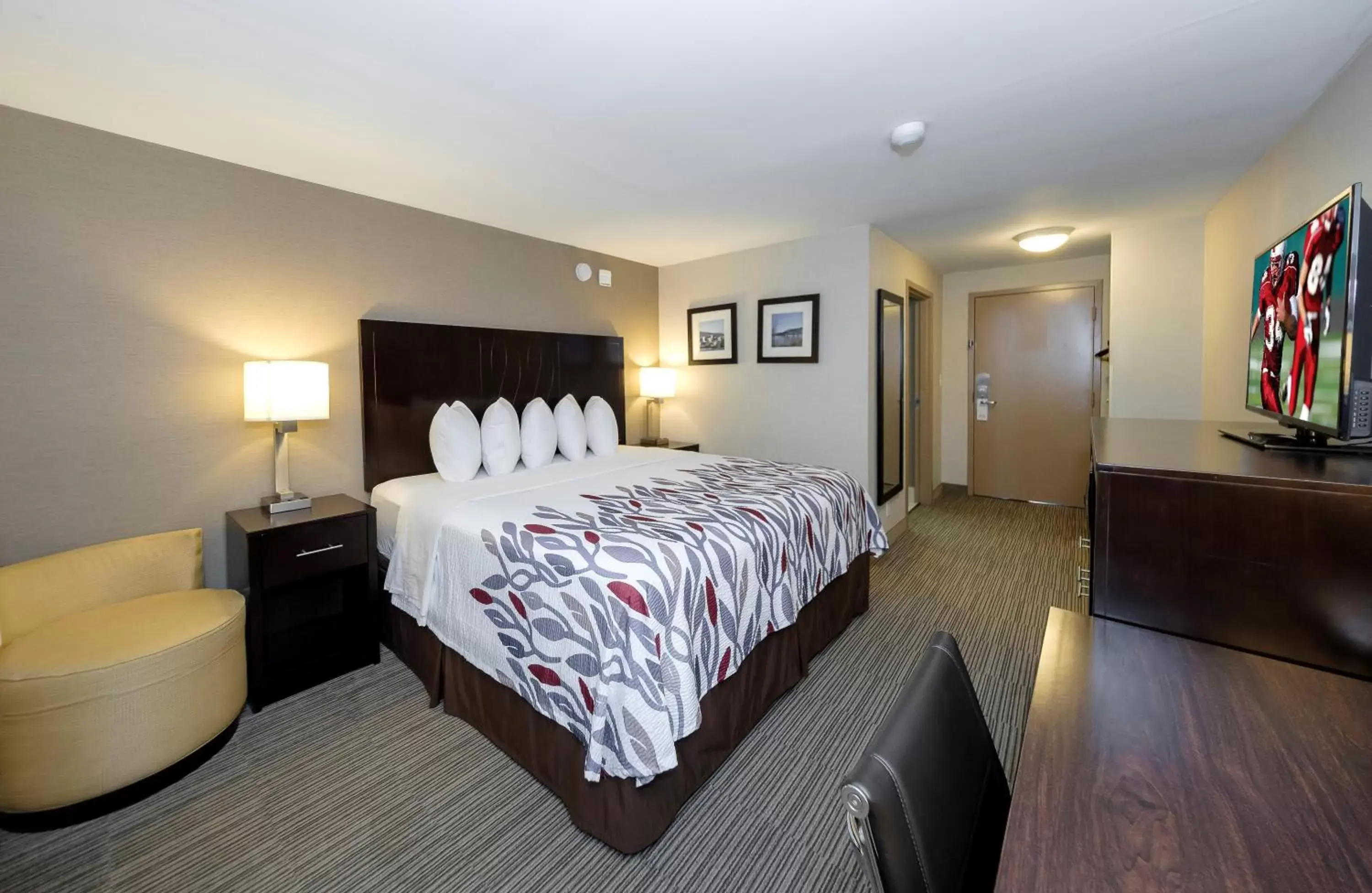 Photo of the whole room, Bed in Red Roof Inn & Suites Newburgh - Stewart Airport