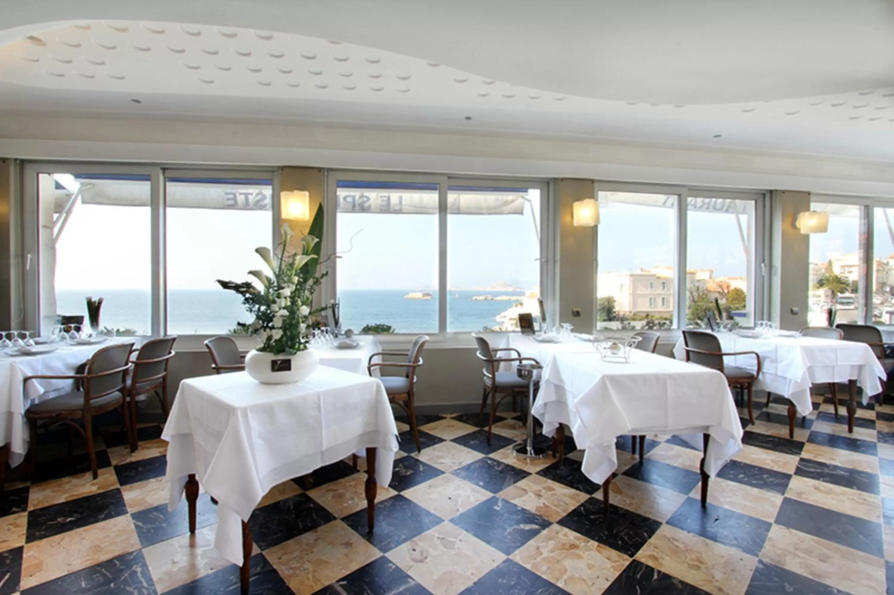 Restaurant/places to eat in Le Rhul