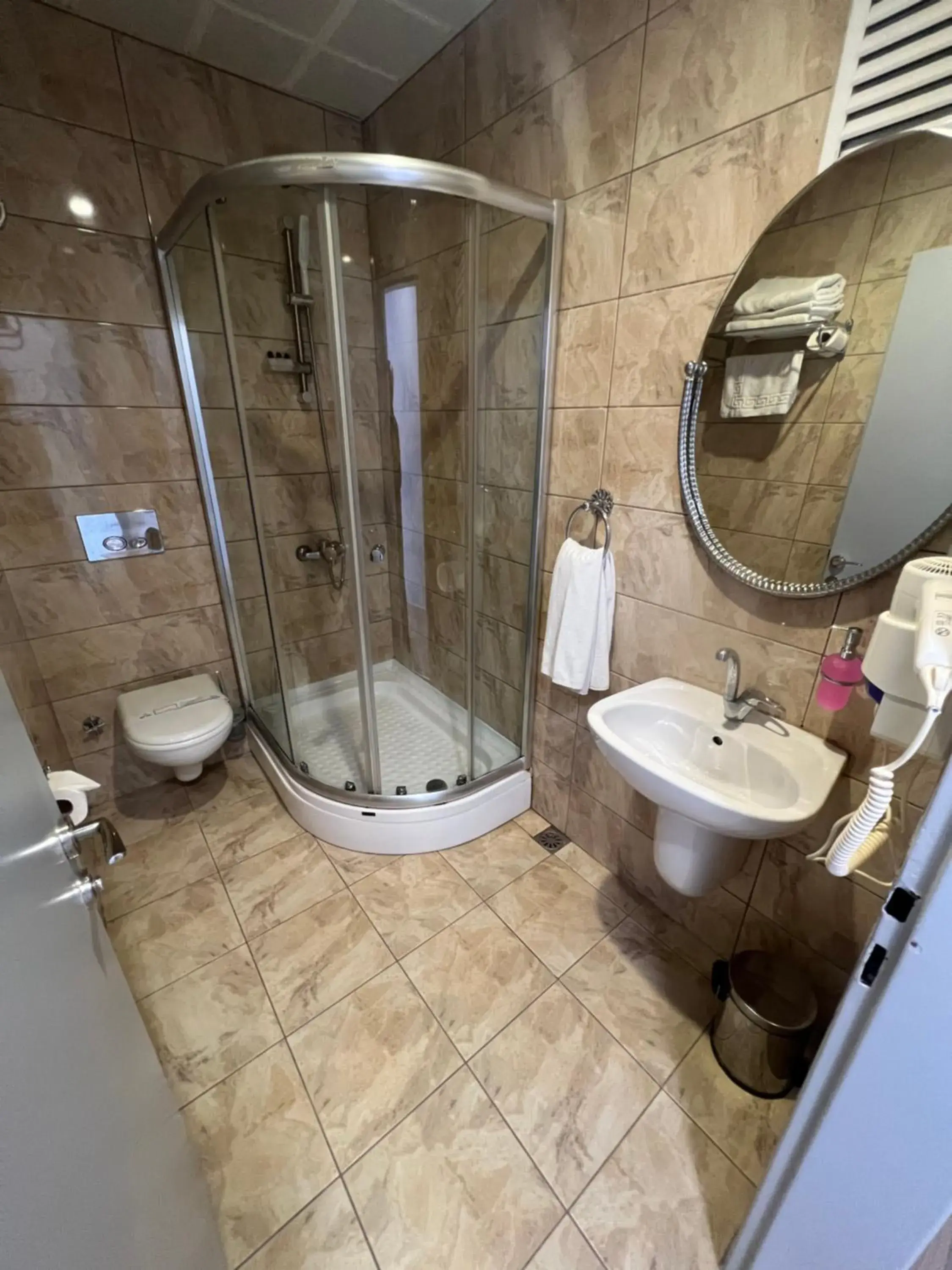 Shower, Bathroom in Fuar Hotel