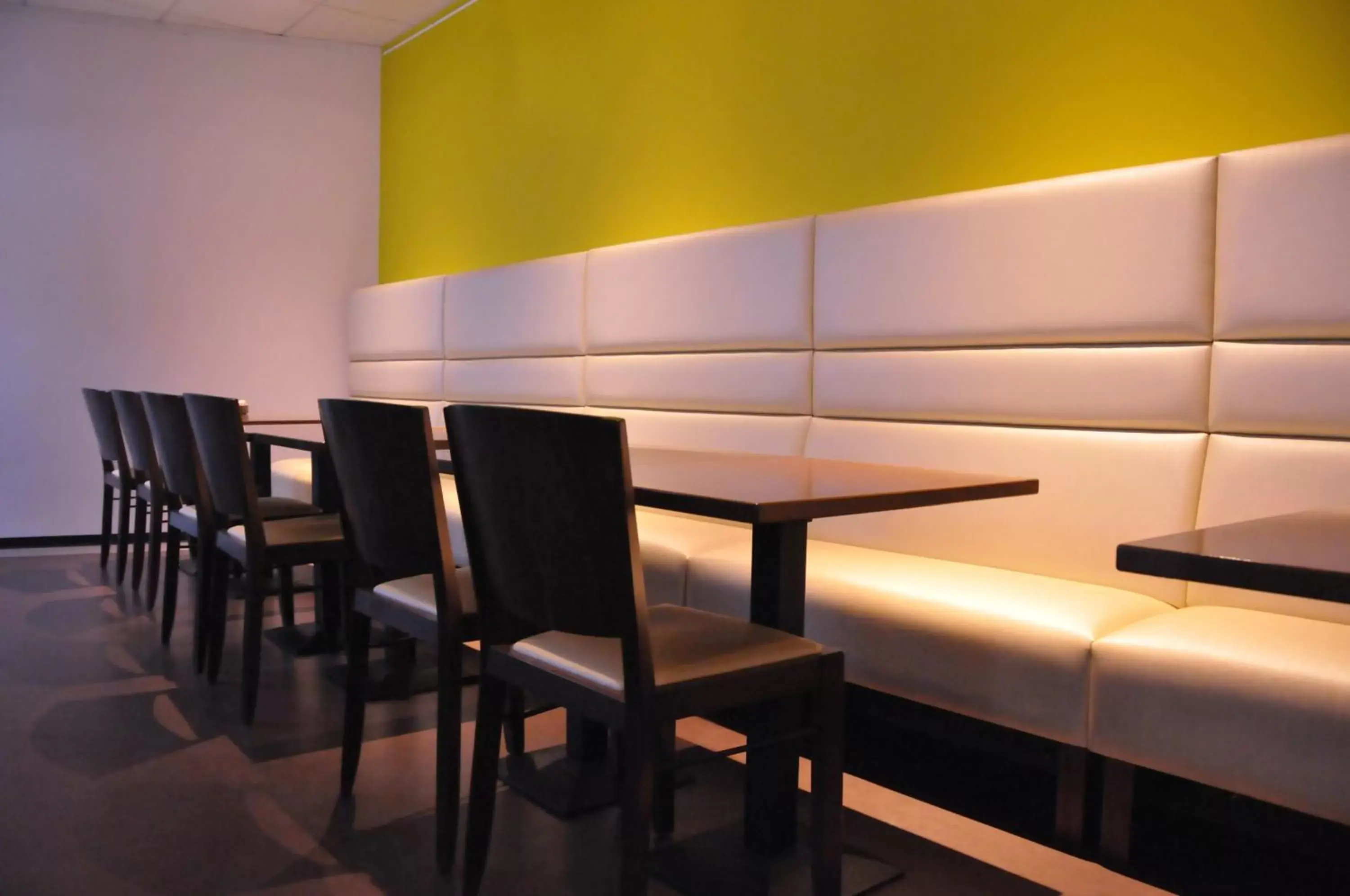 Lounge or bar, Restaurant/Places to Eat in ibis Antwerpen Centrum