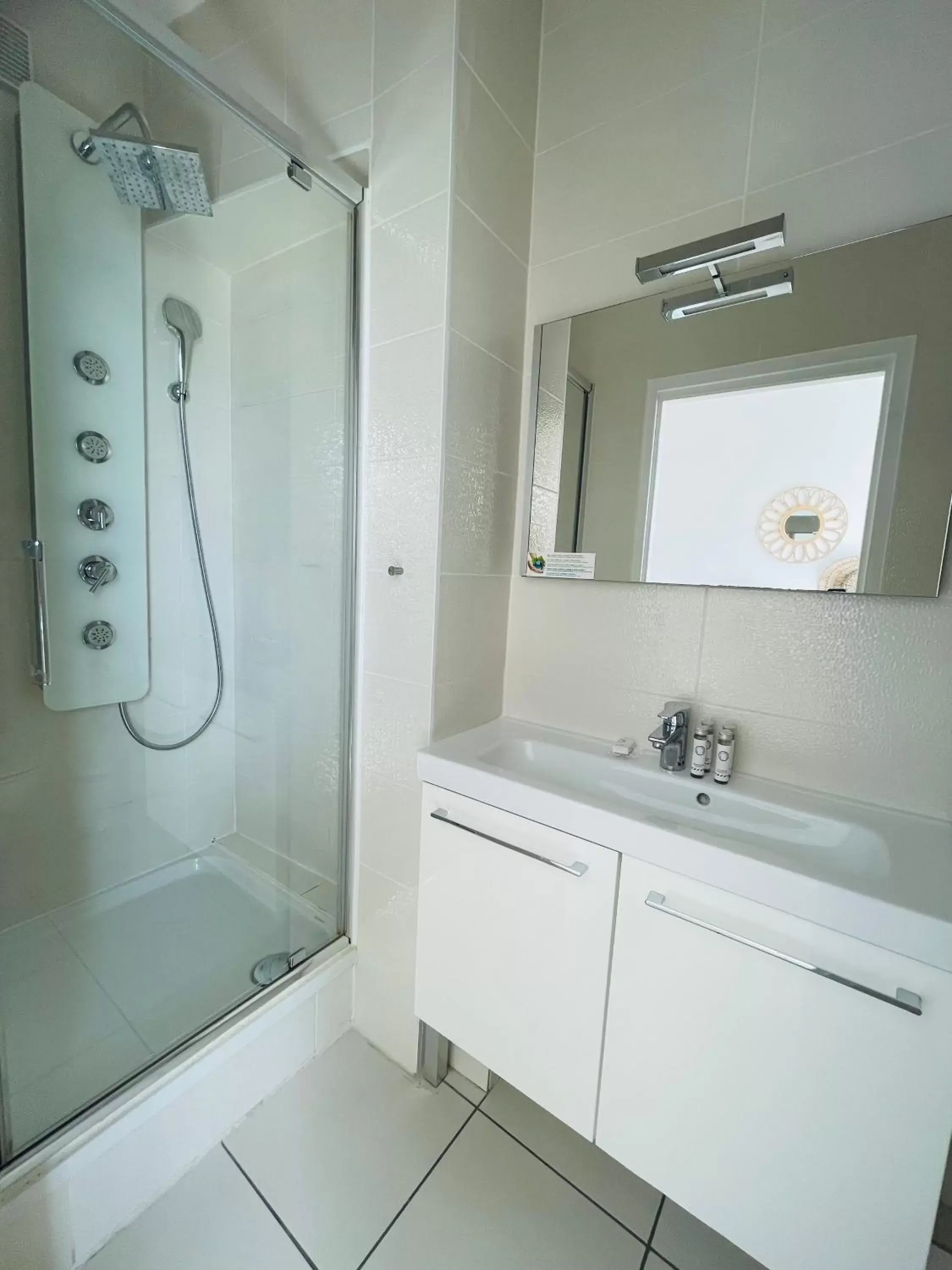 Bathroom in Hotel de La Plage - Mahogany