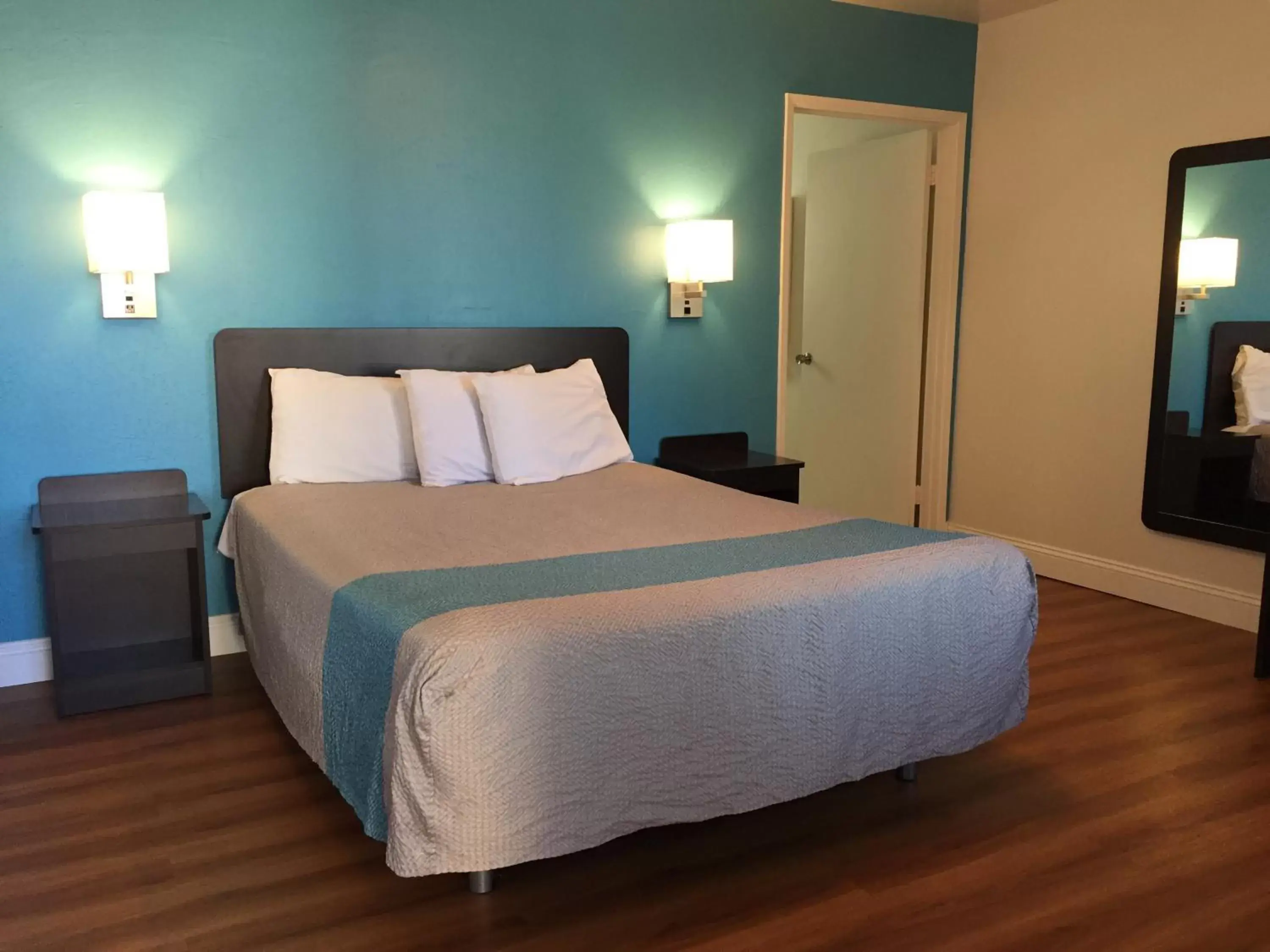 Photo of the whole room, Bed in Motel 6 Pismo Beach CA Pacific Ocean Photo of the whole room, Bed in Motel 6 Pismo Beach CA Pacific Ocean