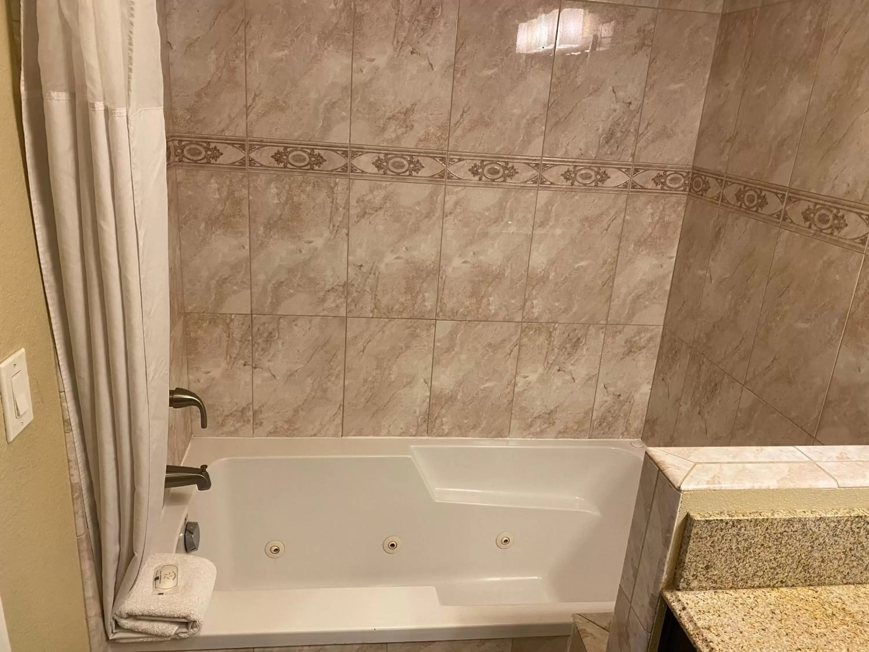 Hot Tub, Bathroom in Quality Inn Downey
