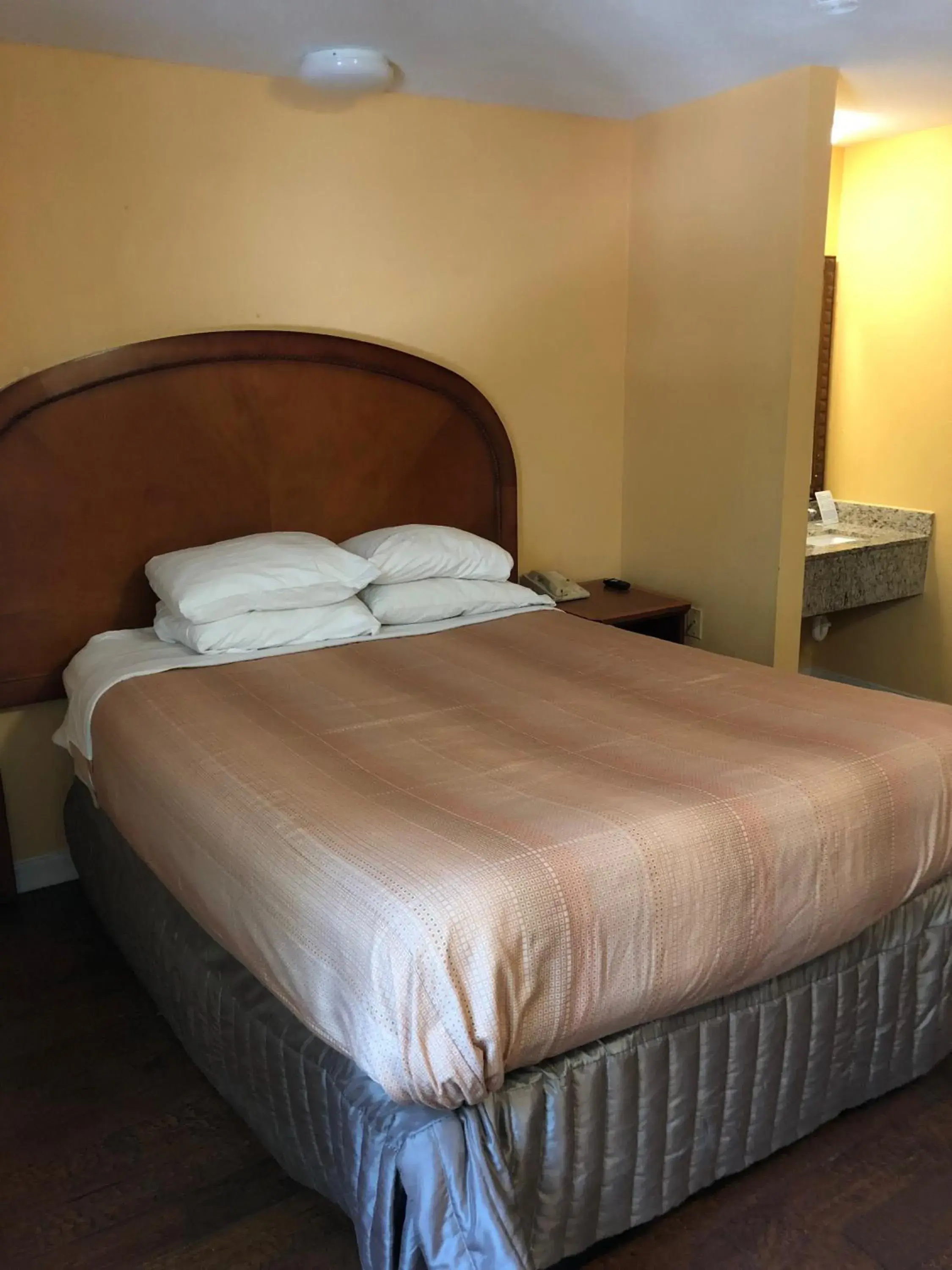 Bed in Americas Best Value Inn - Addison/Dallas