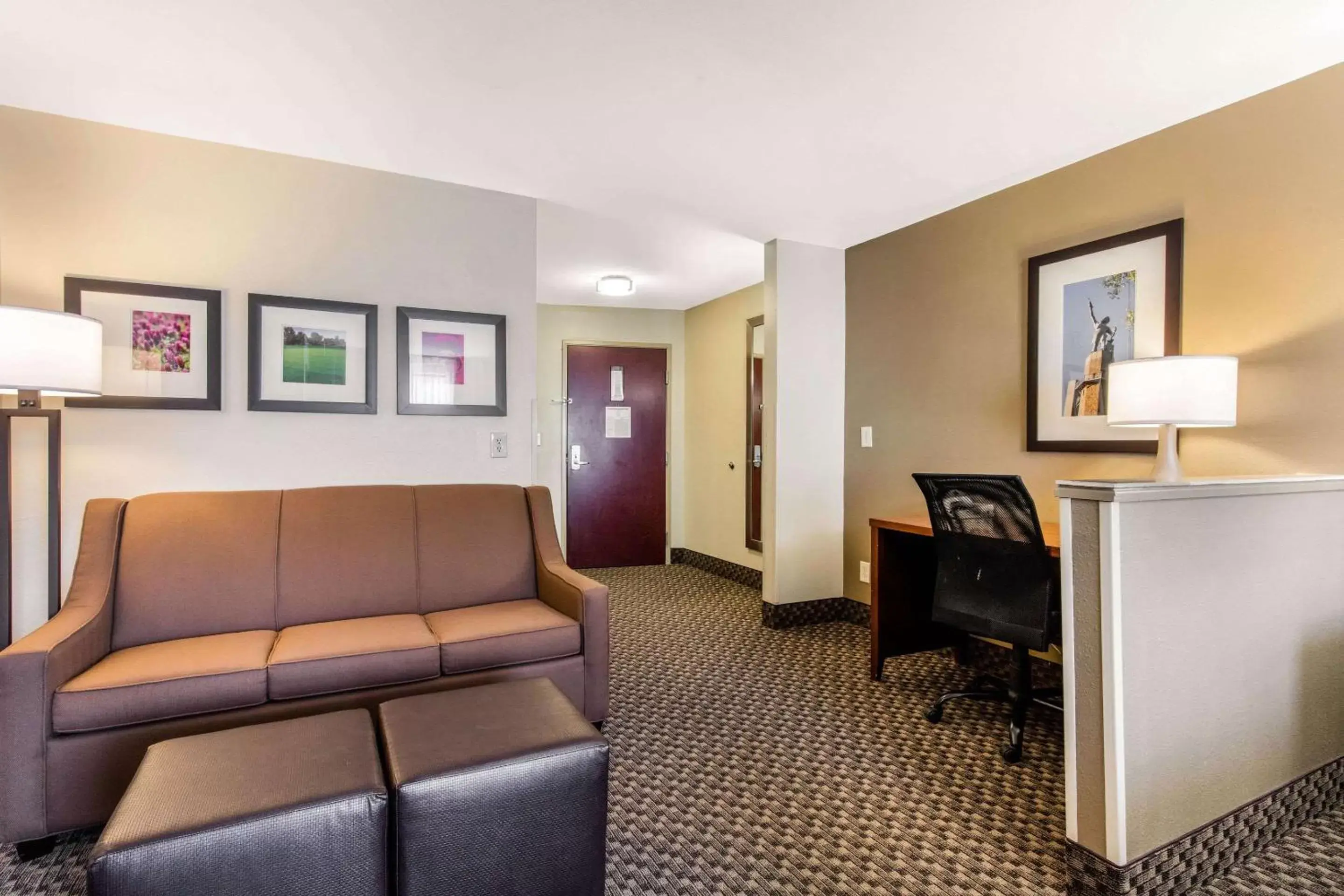 Living room, Seating Area in Comfort Suites Tuscaloosa near University