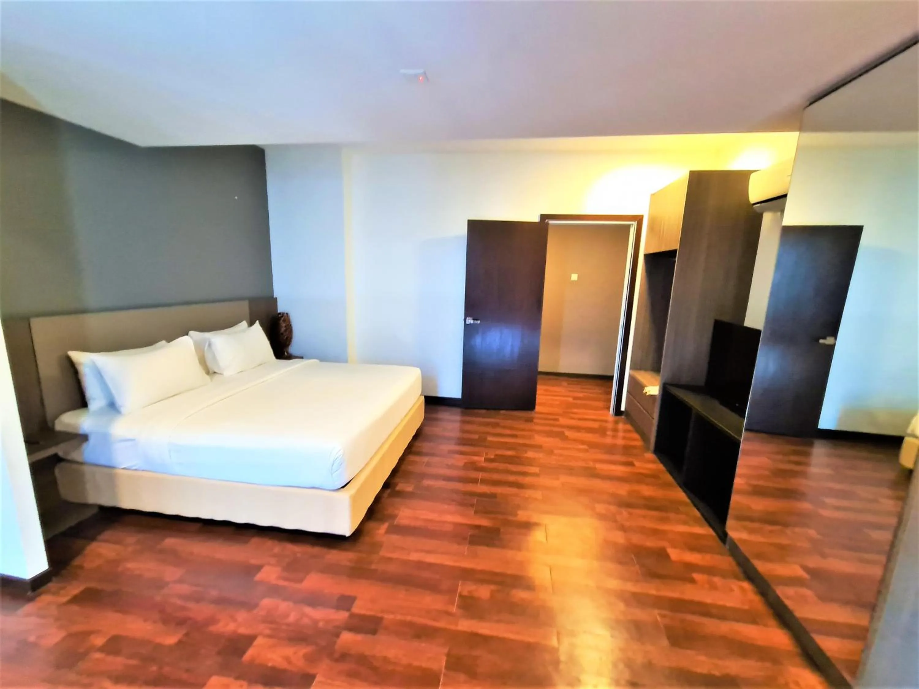 Bedroom, Bed in Nexus Regency Suites & Hotel