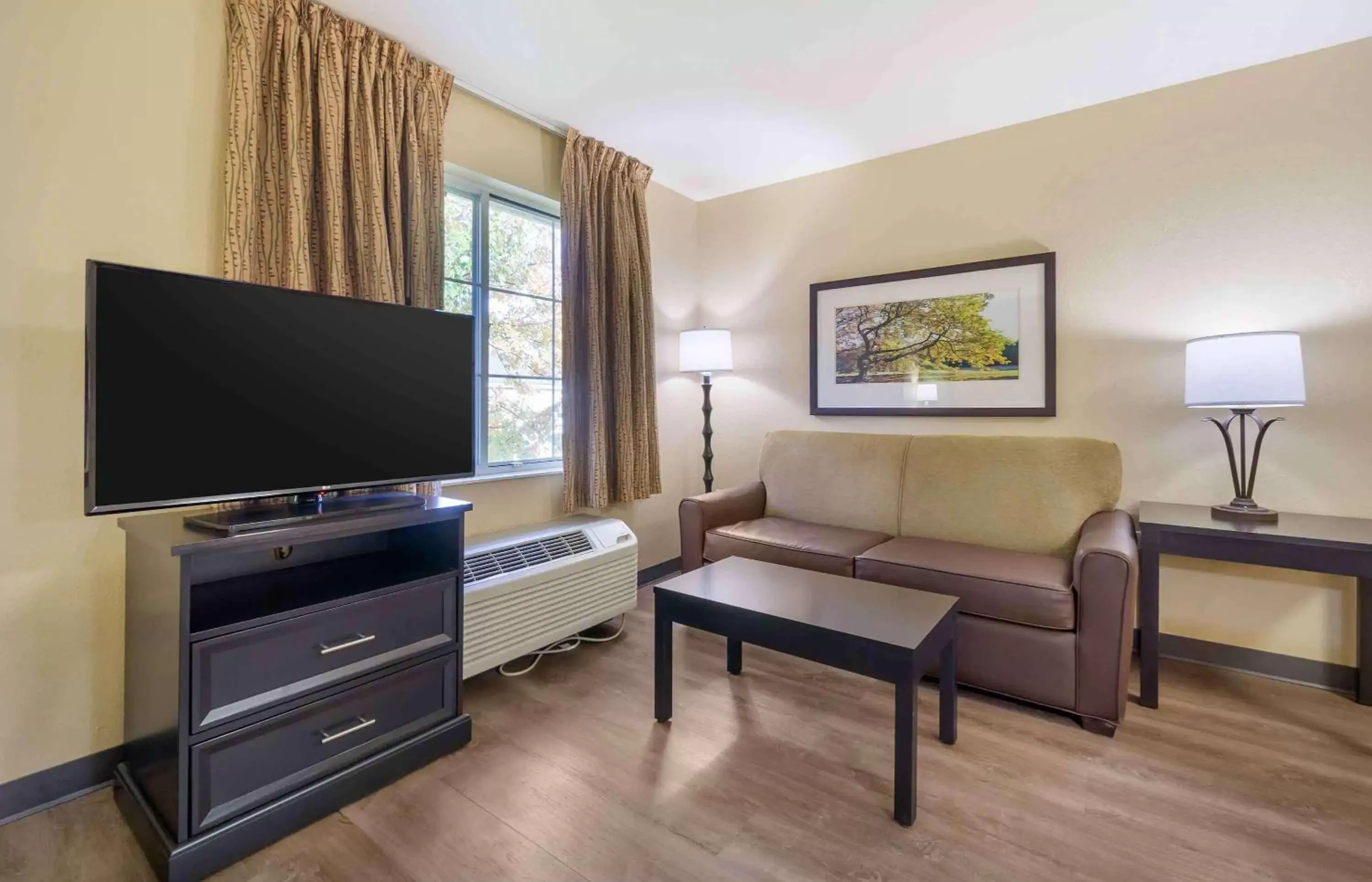 Bedroom, TV/Entertainment Center in Extended Stay America Suites - Seattle - Bothell - Canyon Park