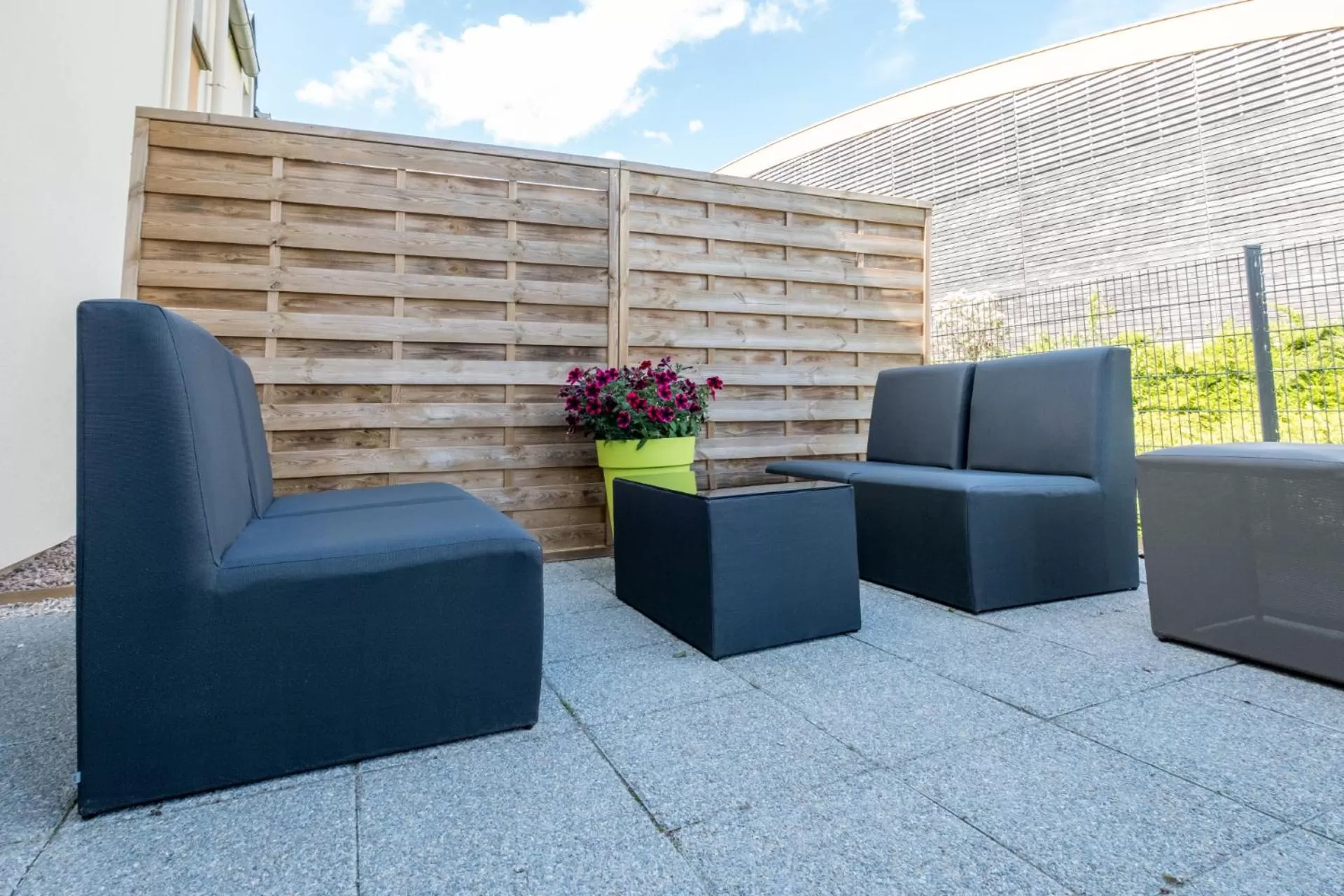 Patio in The Originals City, Hôtel Acadine, Le Neubourg
