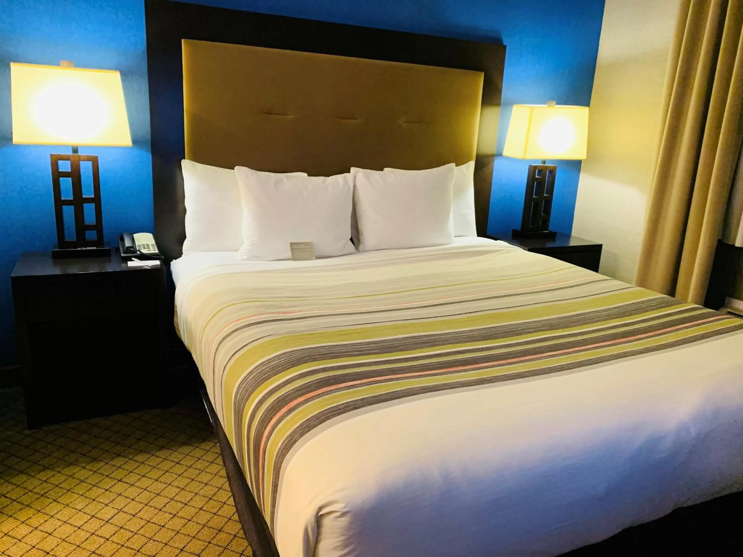 Bed in Country Inn & Suites by Radisson, San Jose International Airport, CA