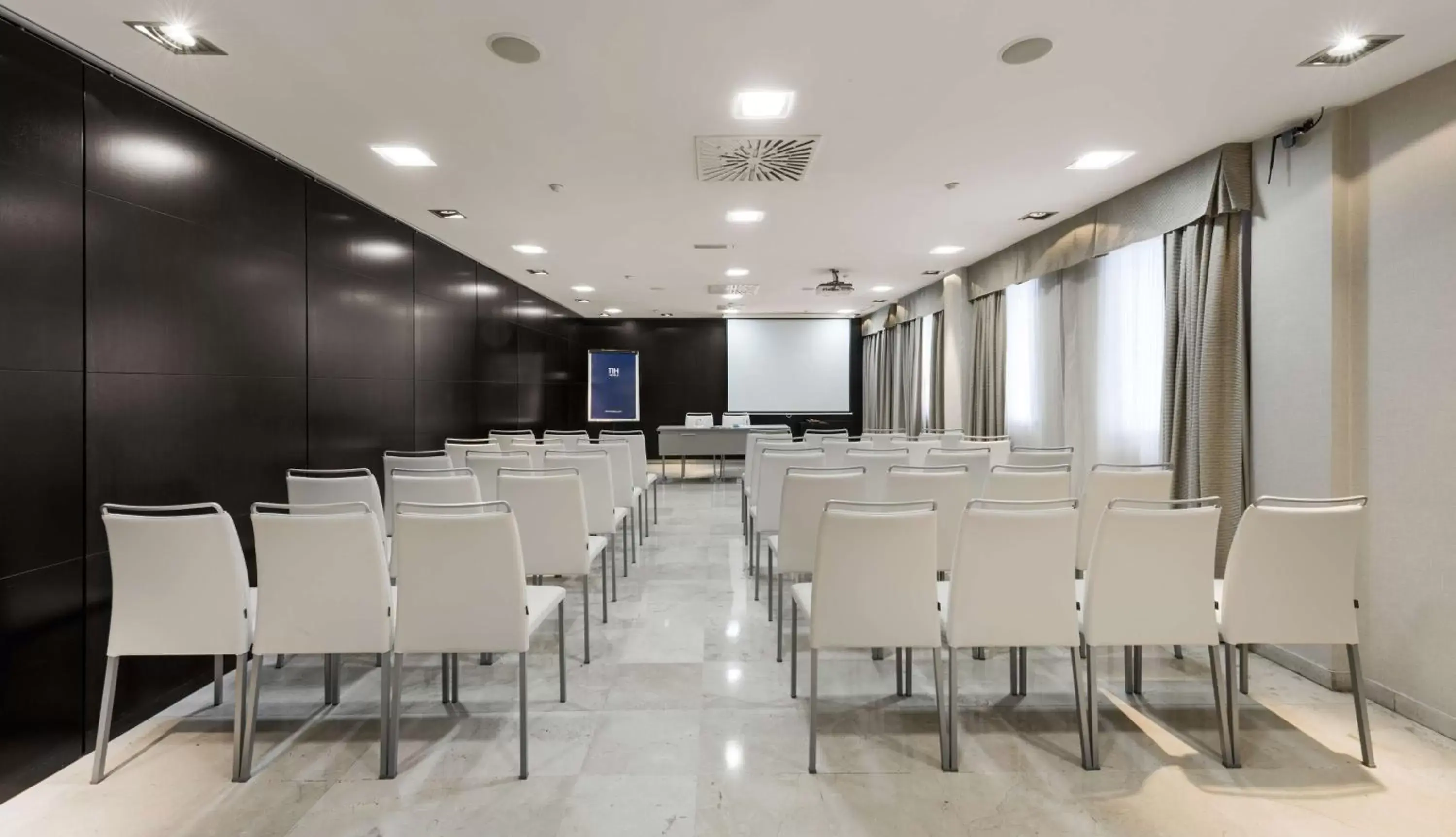 Meeting/conference room in NH Madrid Principe de Vergara