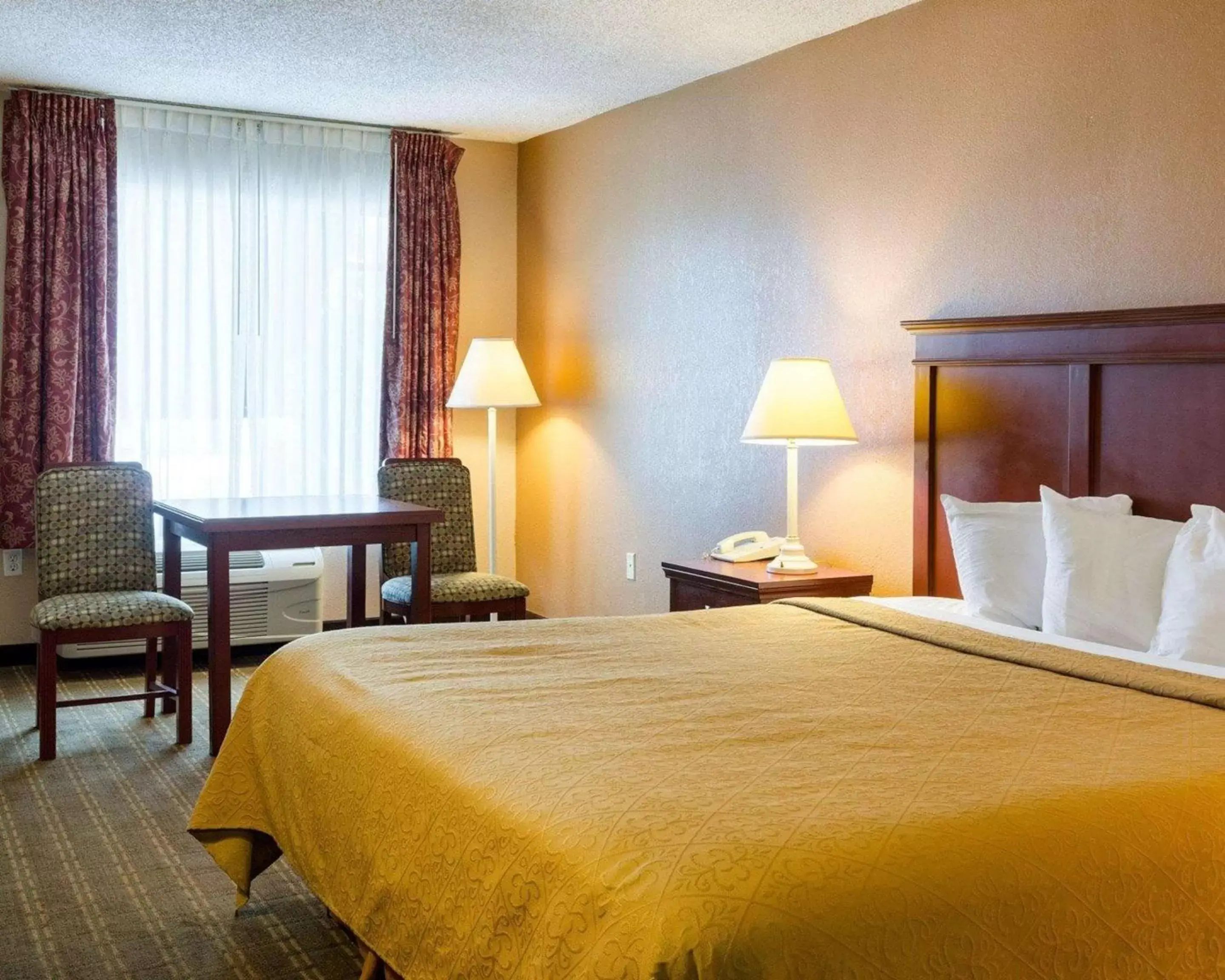 Photo of the whole room, Bed in Quality Inn Louisville