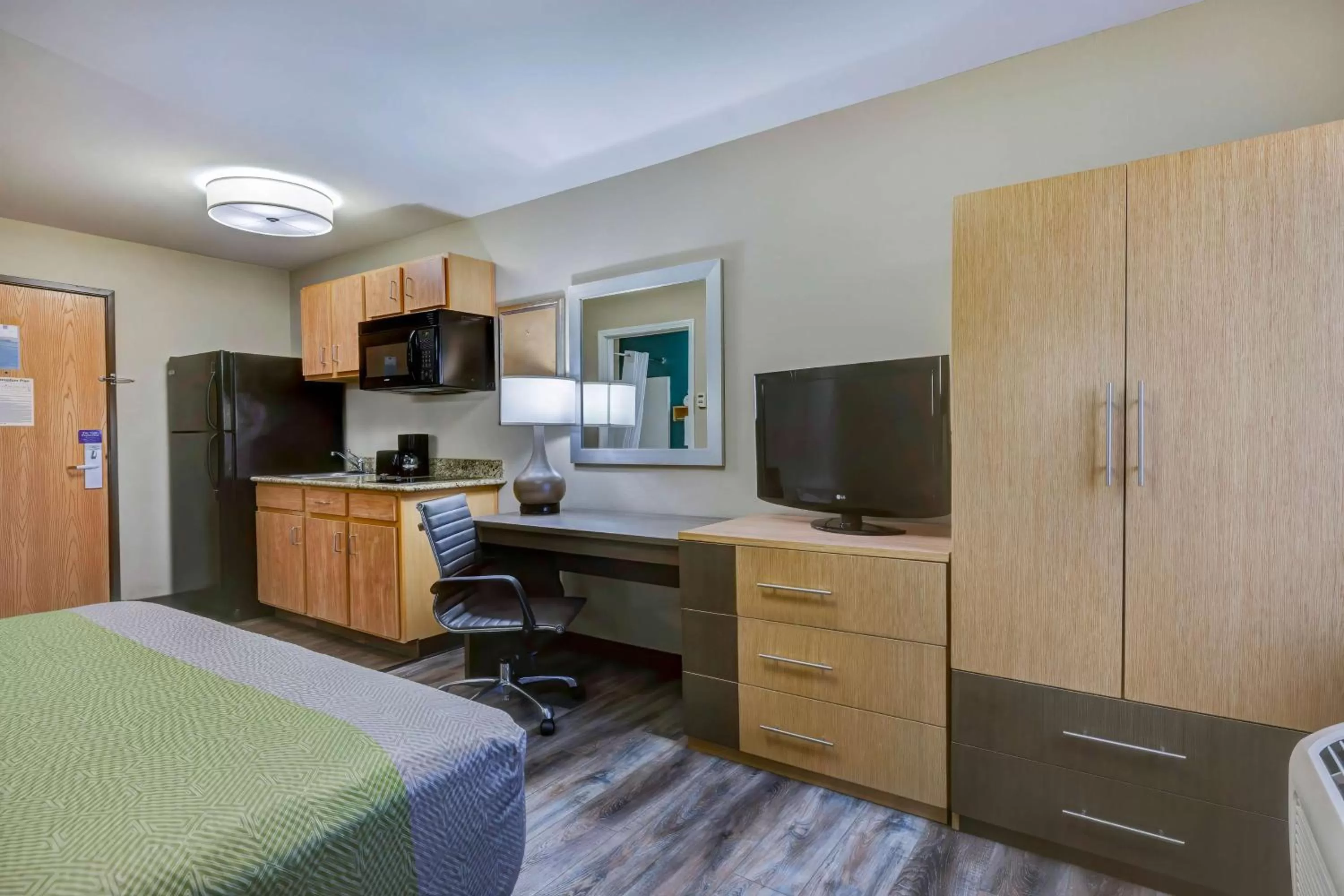 Photo of the whole room, Bed in Studio 6 Lenexa - Overland Park