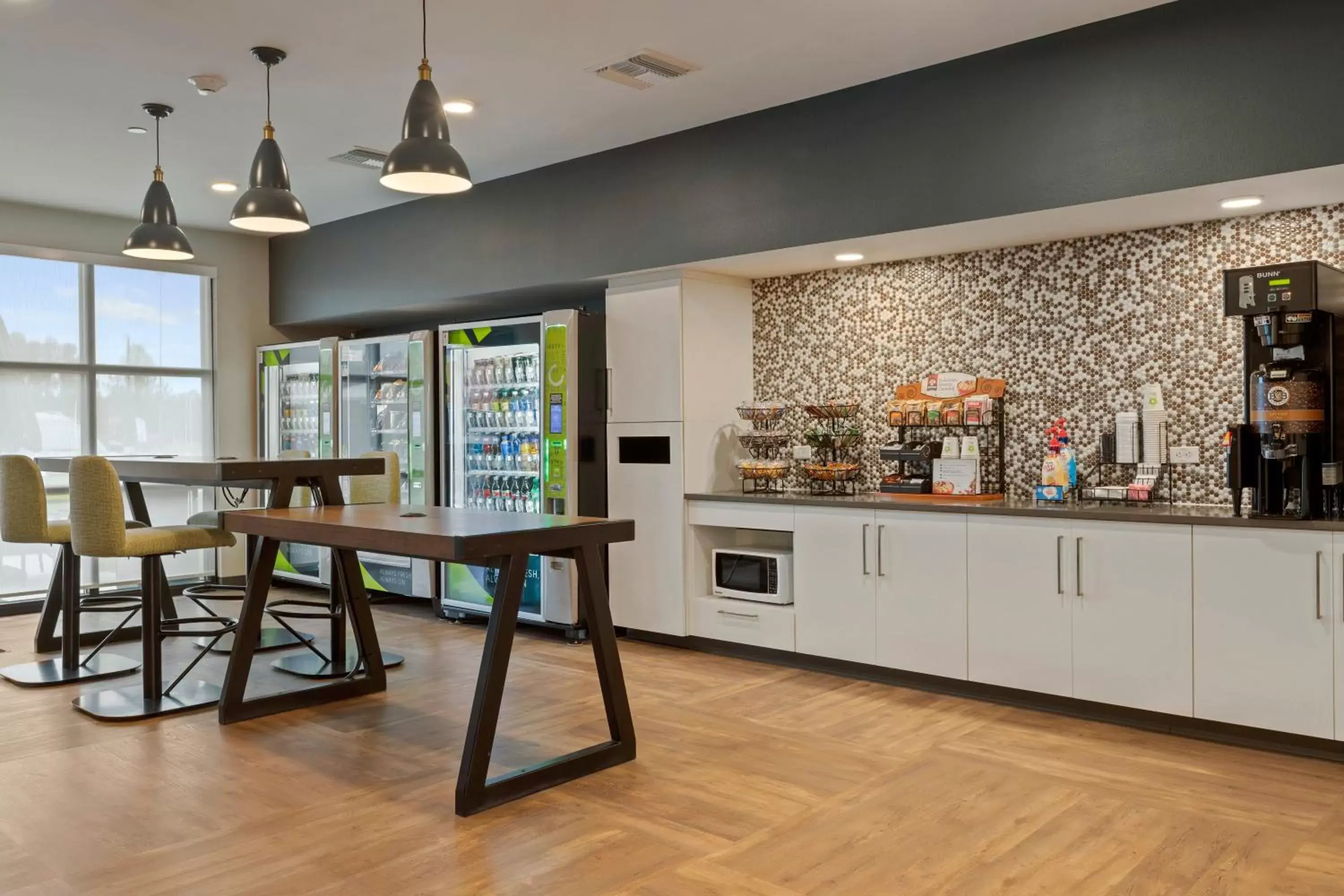 Breakfast, Kitchen/Kitchenette in Extended Stay America Premier Suites - Orlando - Sanford