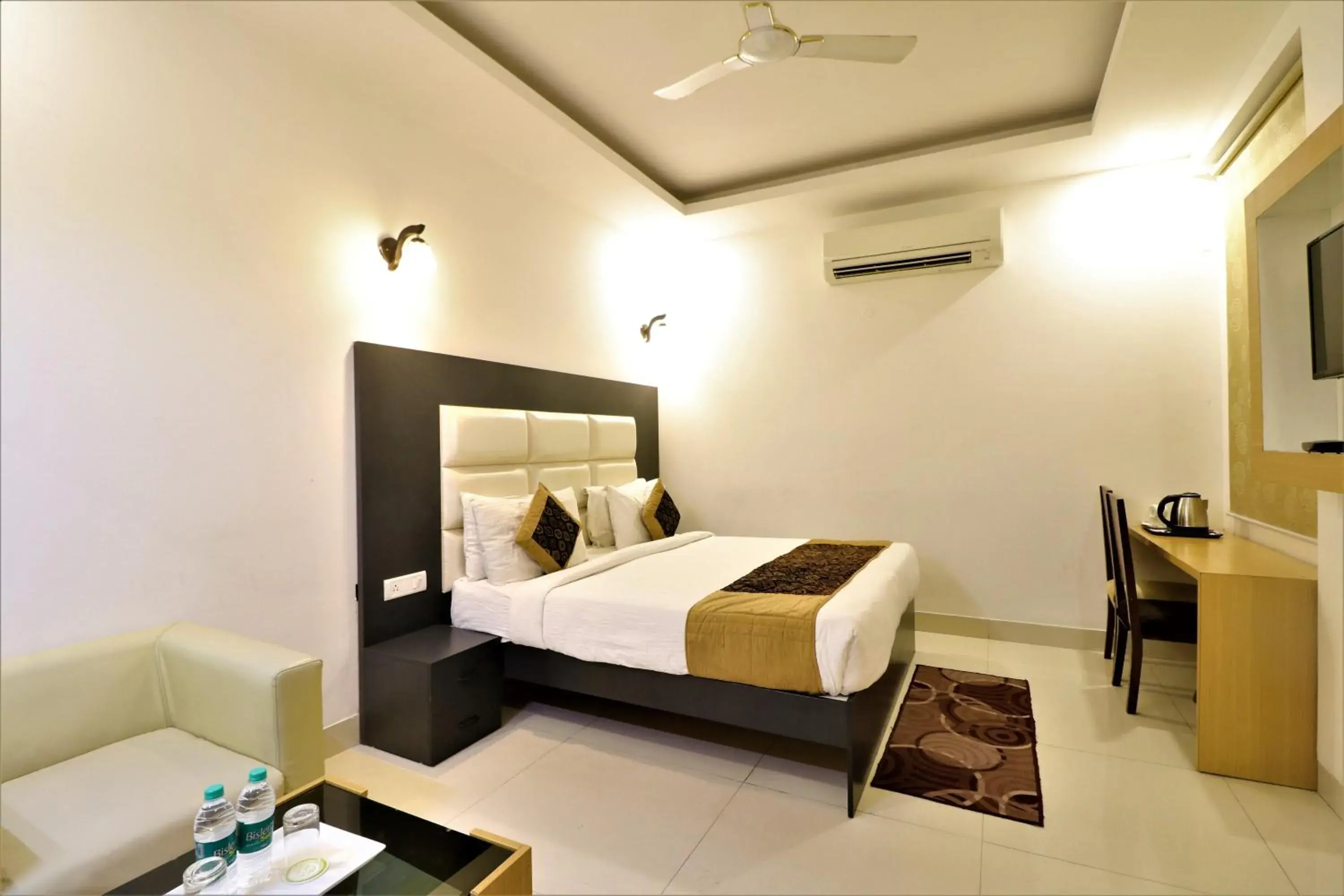 Bedroom, Bed in Hotel Aeropath Near IGI Airport Delhi