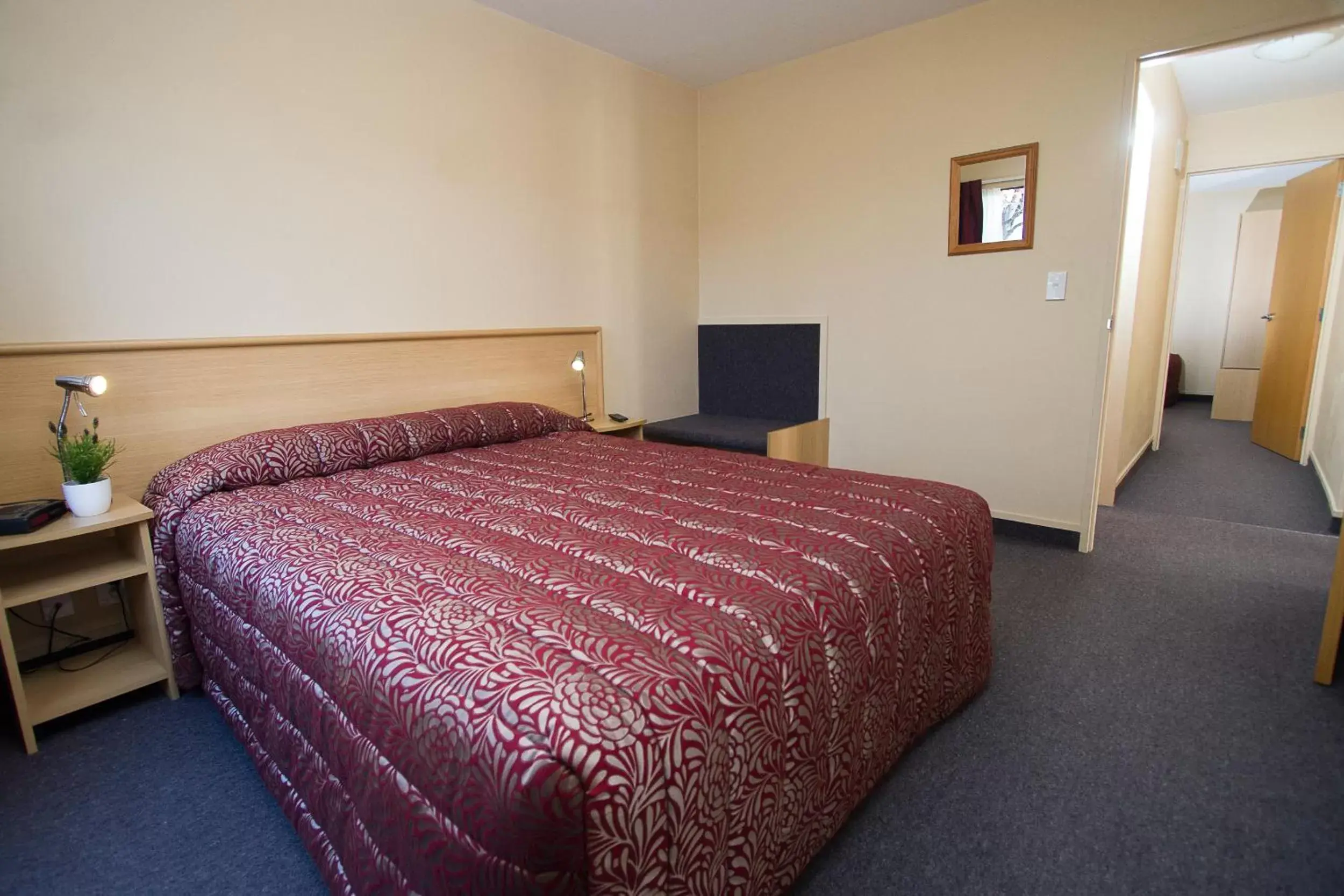 Bedroom, Bed in Alhambra Oaks Motor Lodge