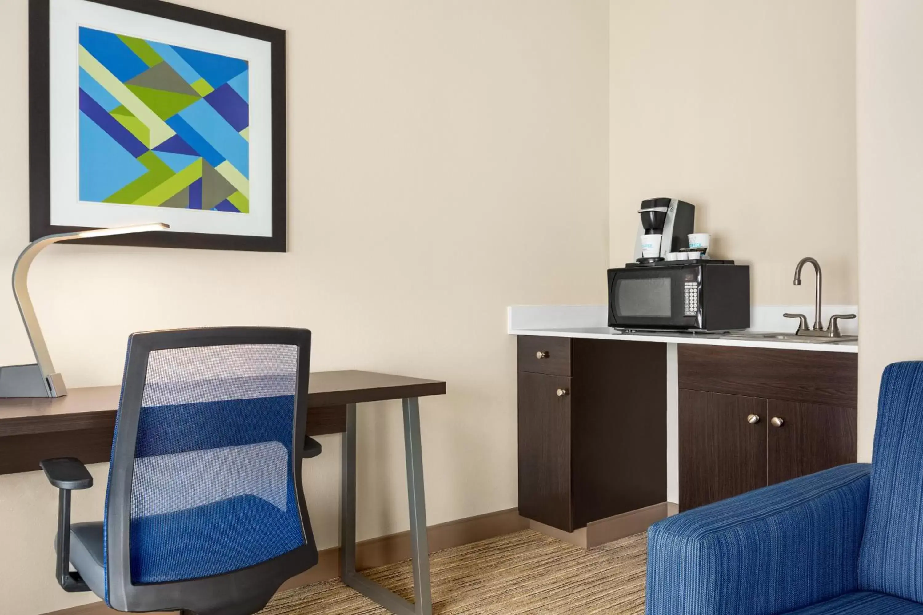Coffee/tea facilities, TV/Entertainment Center in Holiday Inn Express Hotel & Suites San Antonio NW-Medical Area, an IHG Hotel