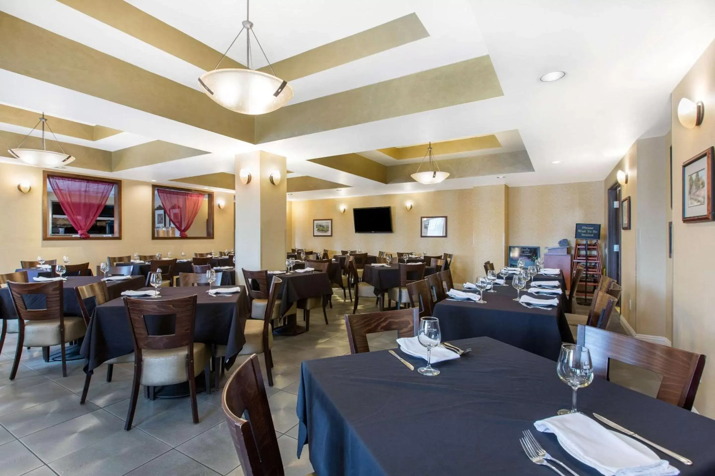 Restaurant/Places to Eat in The Oaks Hotel & Suites