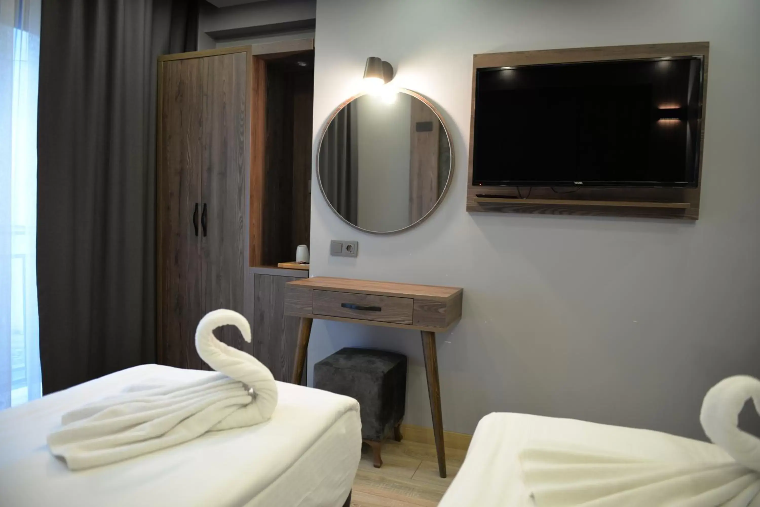 Bed, TV/Entertainment Center in Basilissis Hotel
