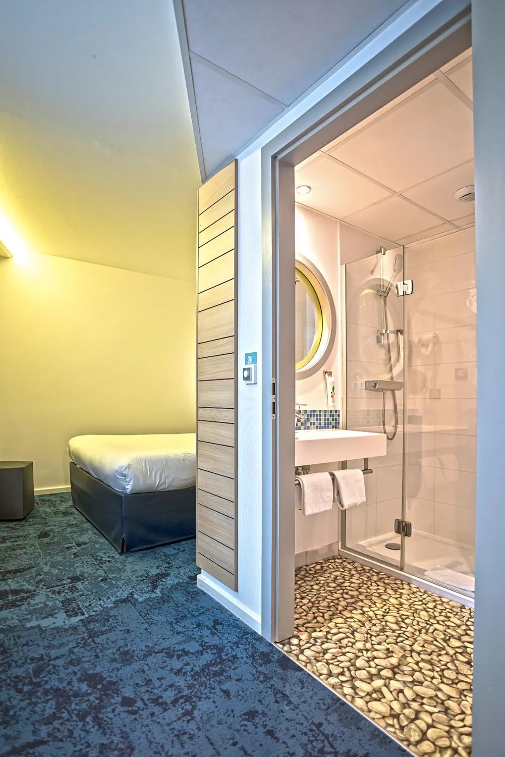 Bathroom, Bed in ibis Styles Strasbourg Avenue du Rhin