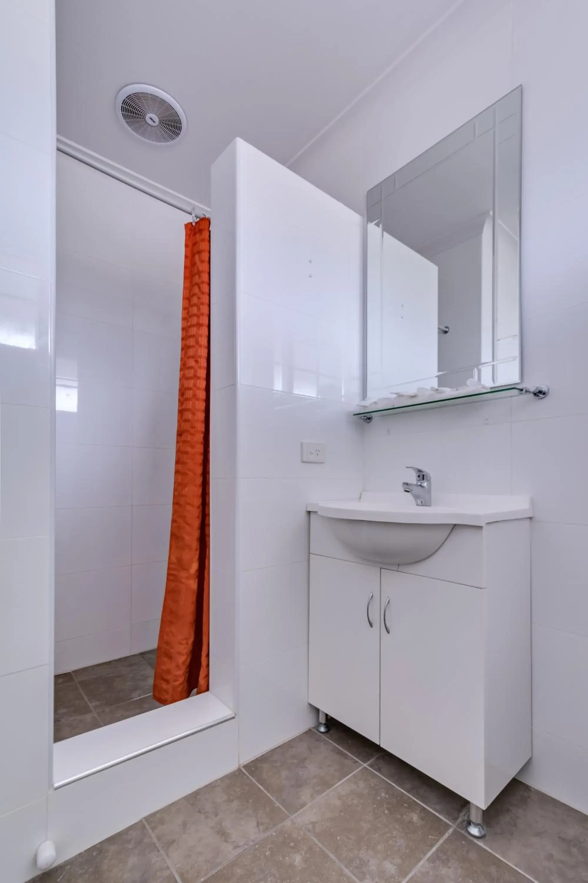 Shower, Bathroom in ibis Styles Albany