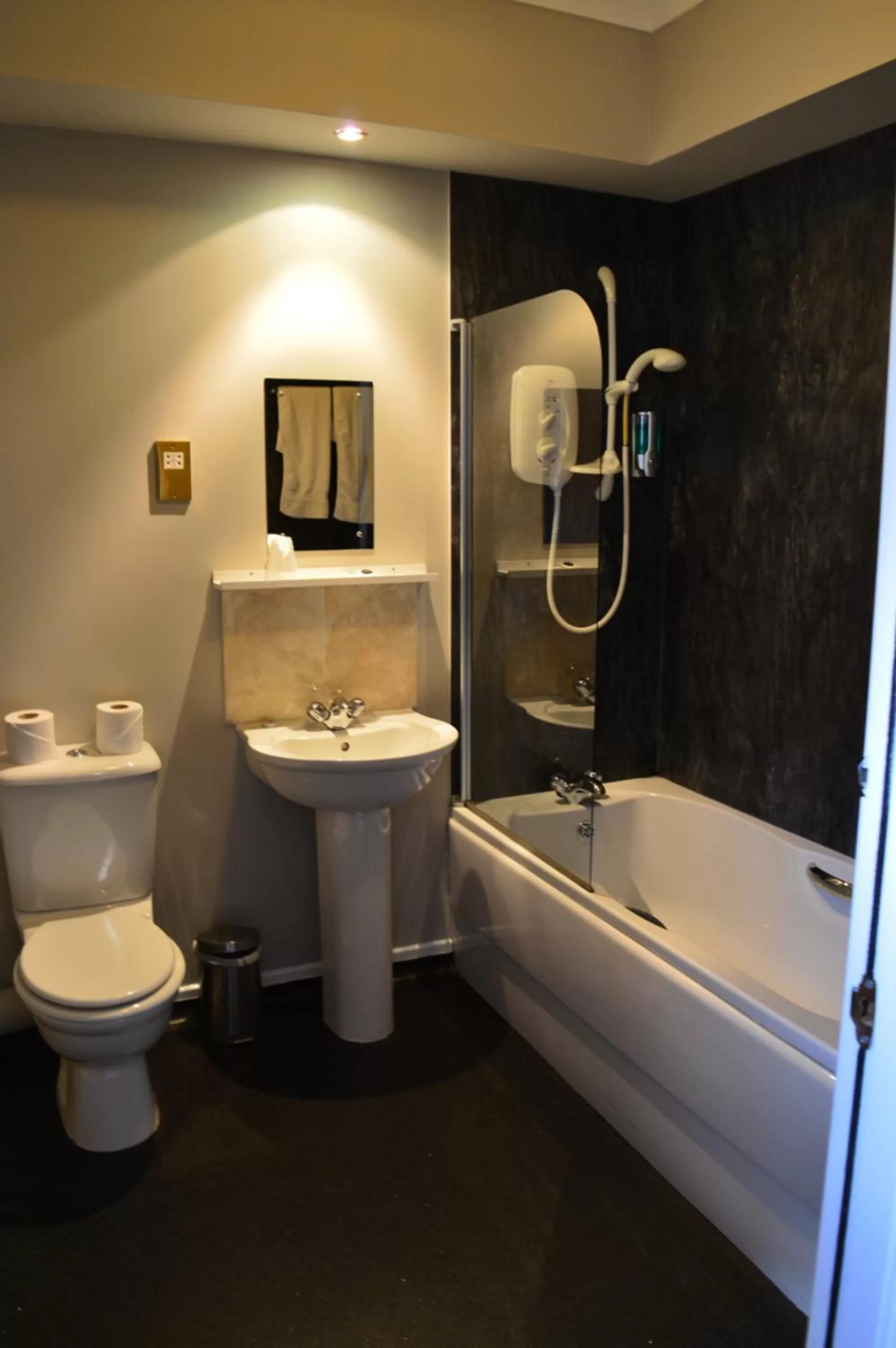 Bathroom in Airlie Arms Hotel