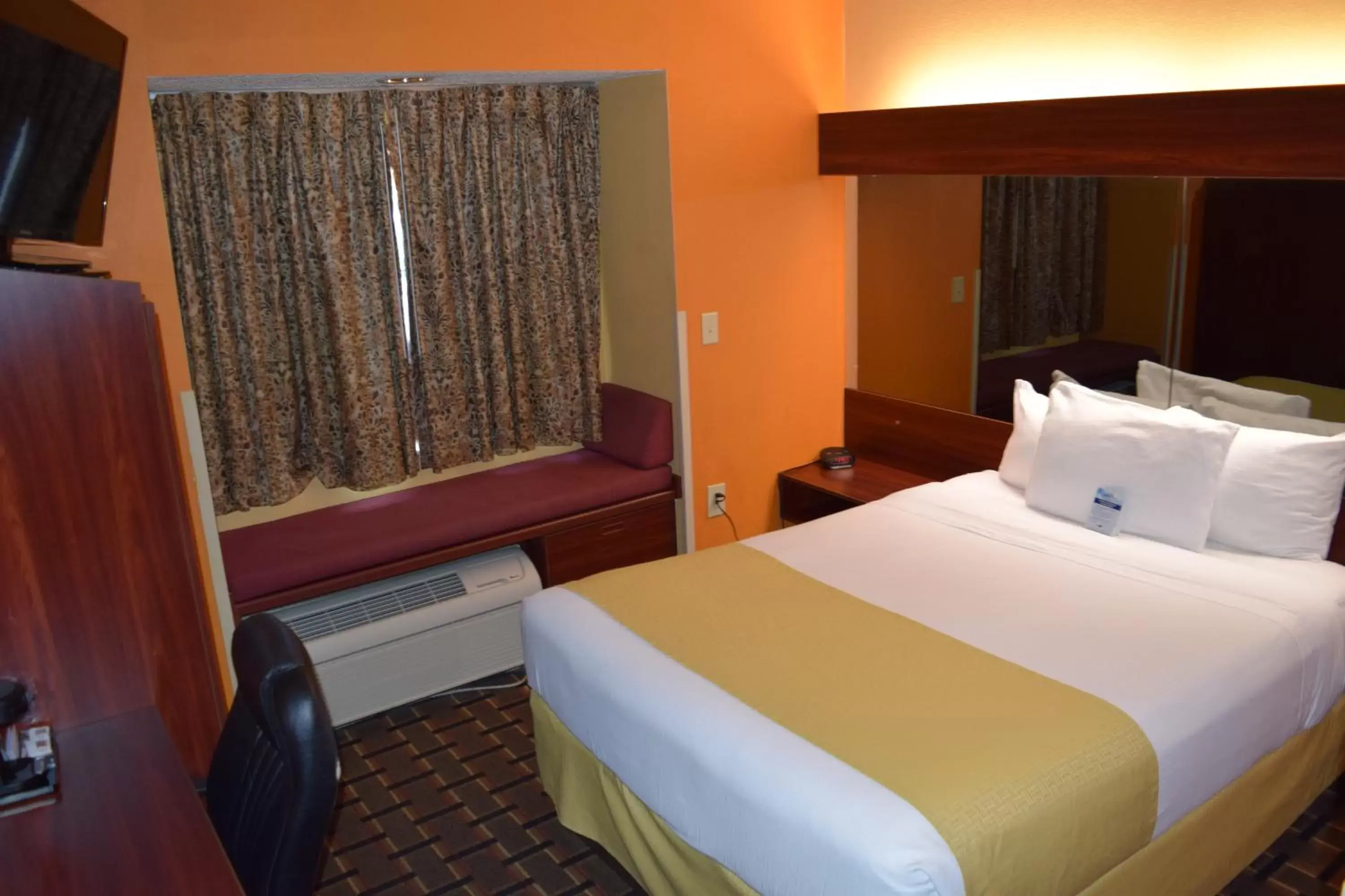 Seating area, Bed in Microtel Inn & Suites by Wyndham Rock Hill/Charlotte Area