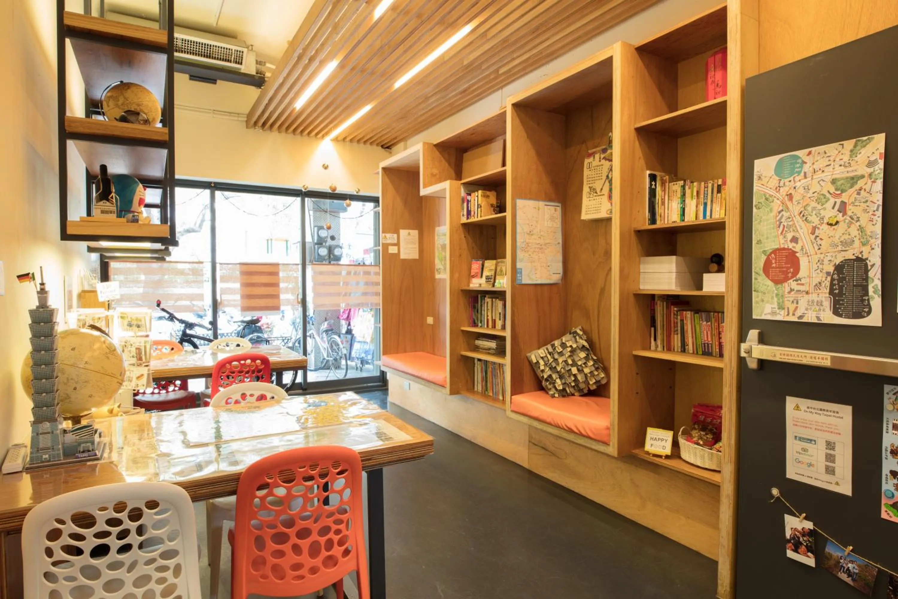 Communal lounge/ TV room in On My Way - Taipei Hostel