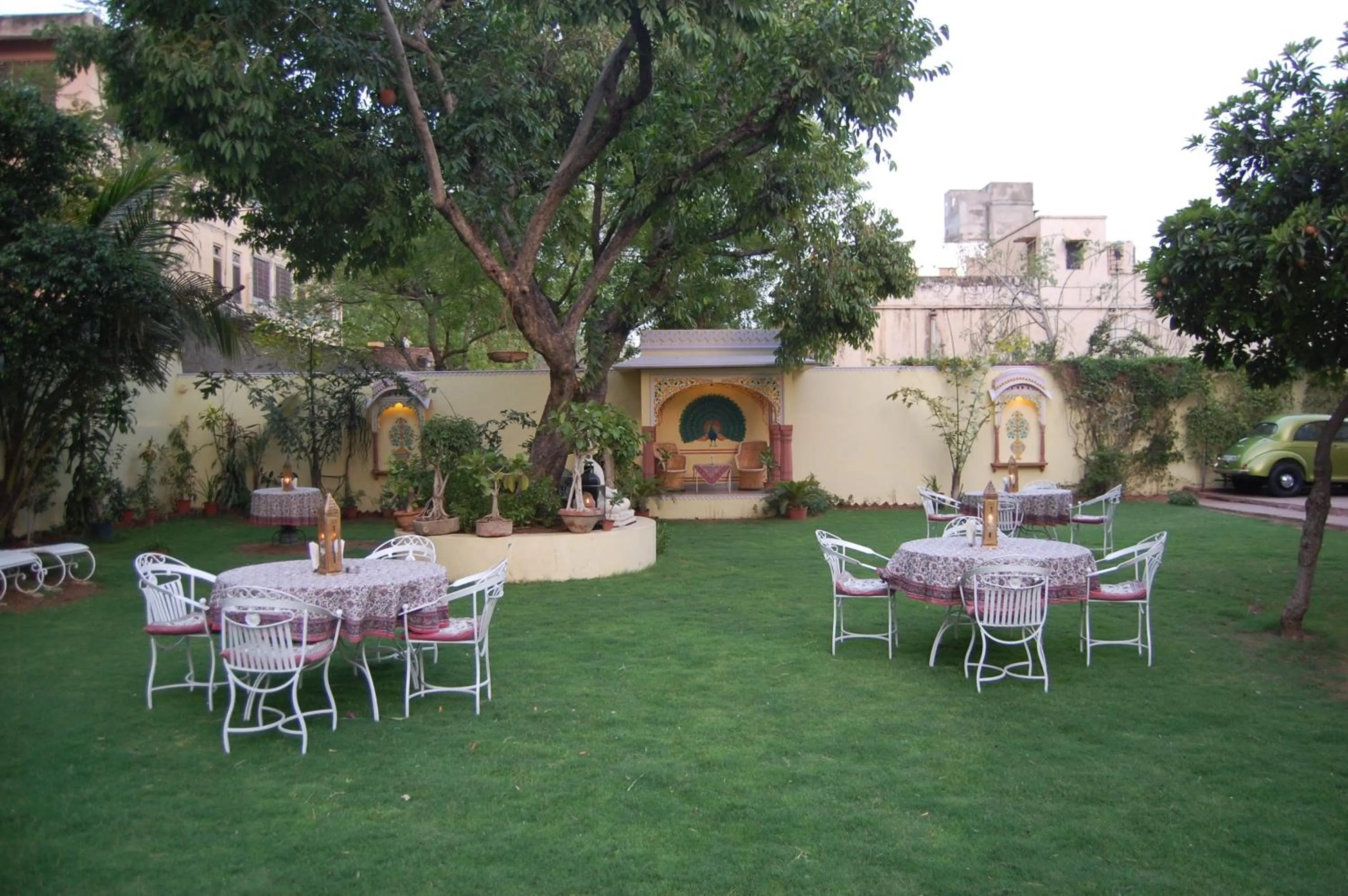 Restaurant/places to eat in Anuraag Villa