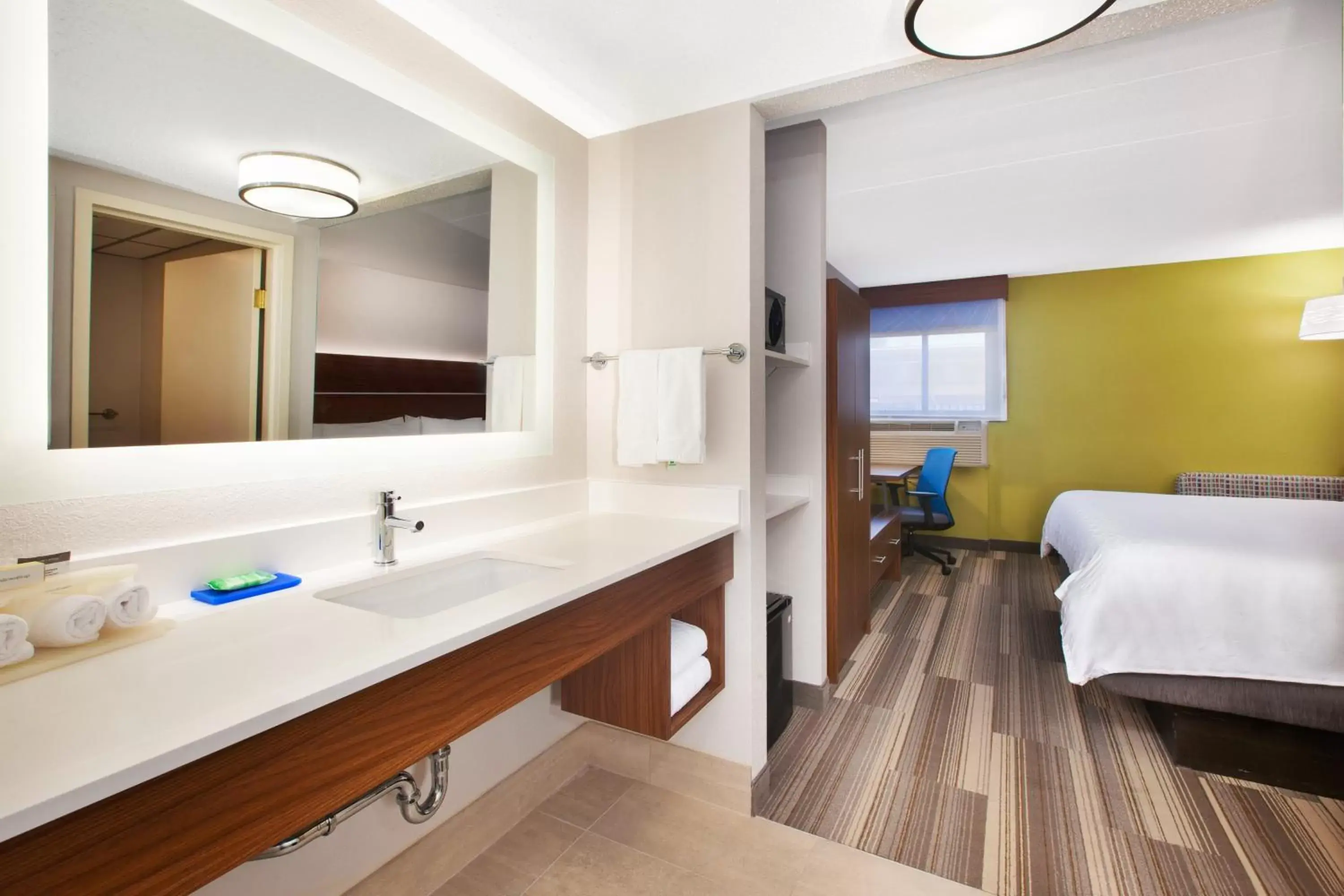 Bedroom, Bathroom in Holiday Inn Express Fairfax-Arlington Boulevard, an IHG Hotel