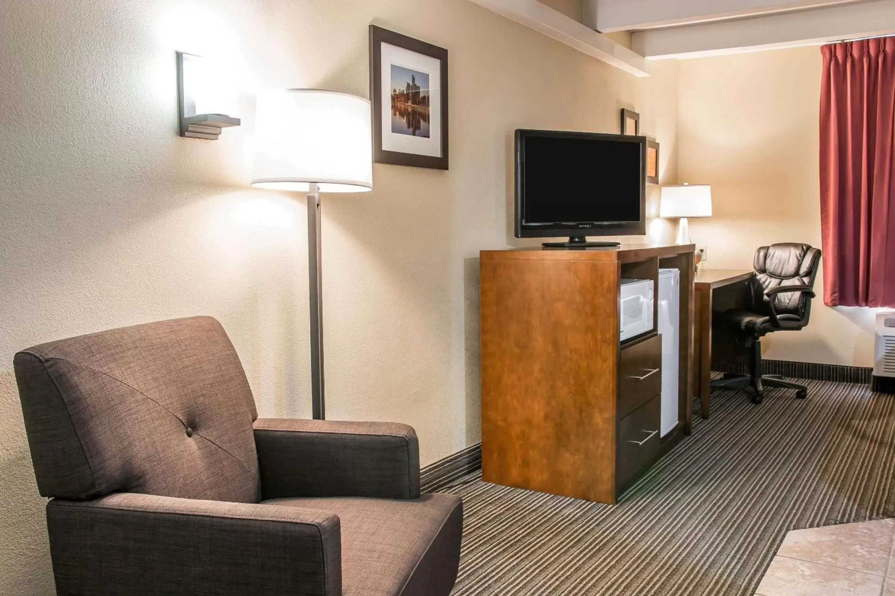 Photo of the whole room, TV/Entertainment Center in Country Inn & Suites by Radisson, Battle Creek, MI