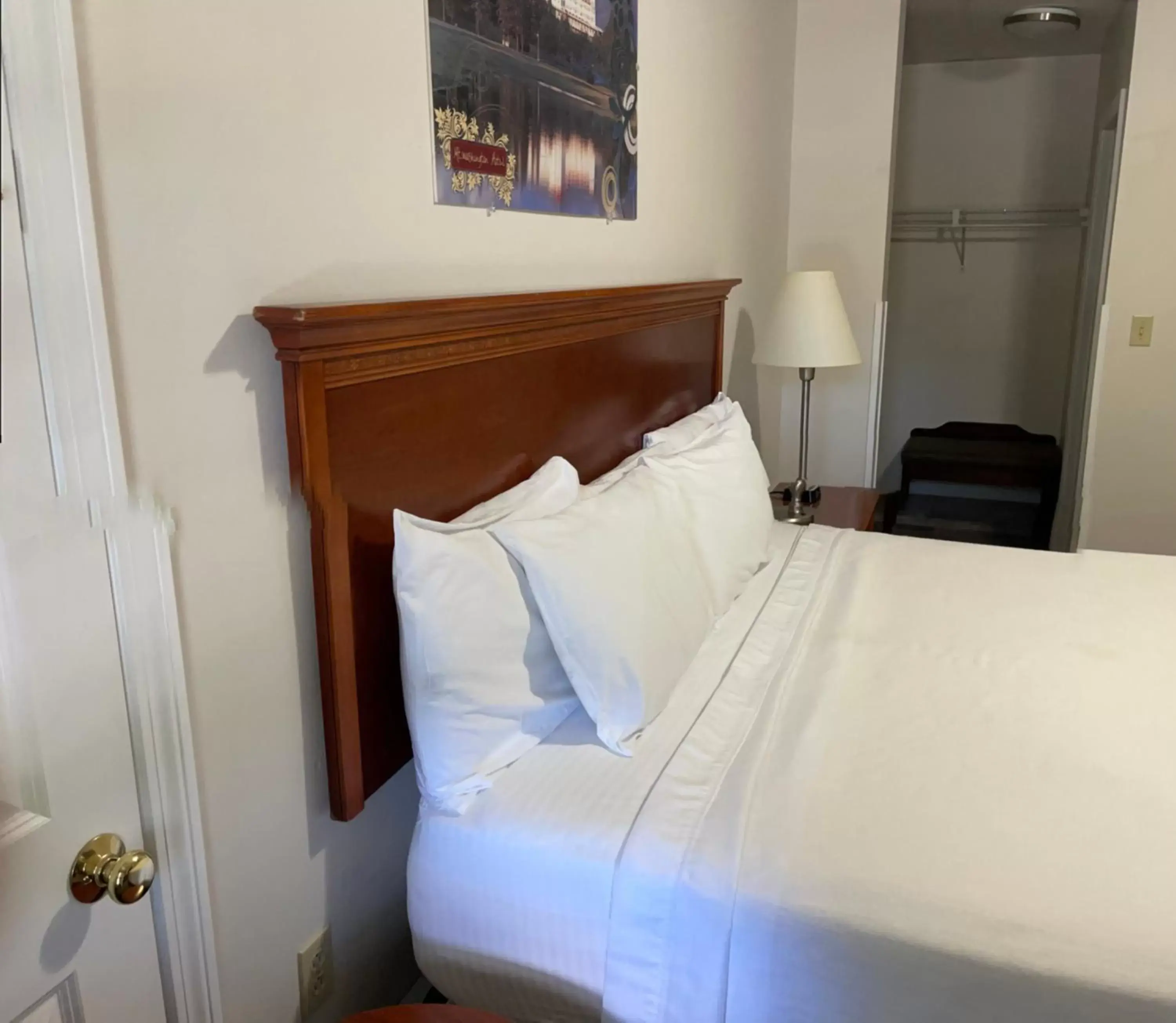 Bedroom, Bed in Colonial Motel