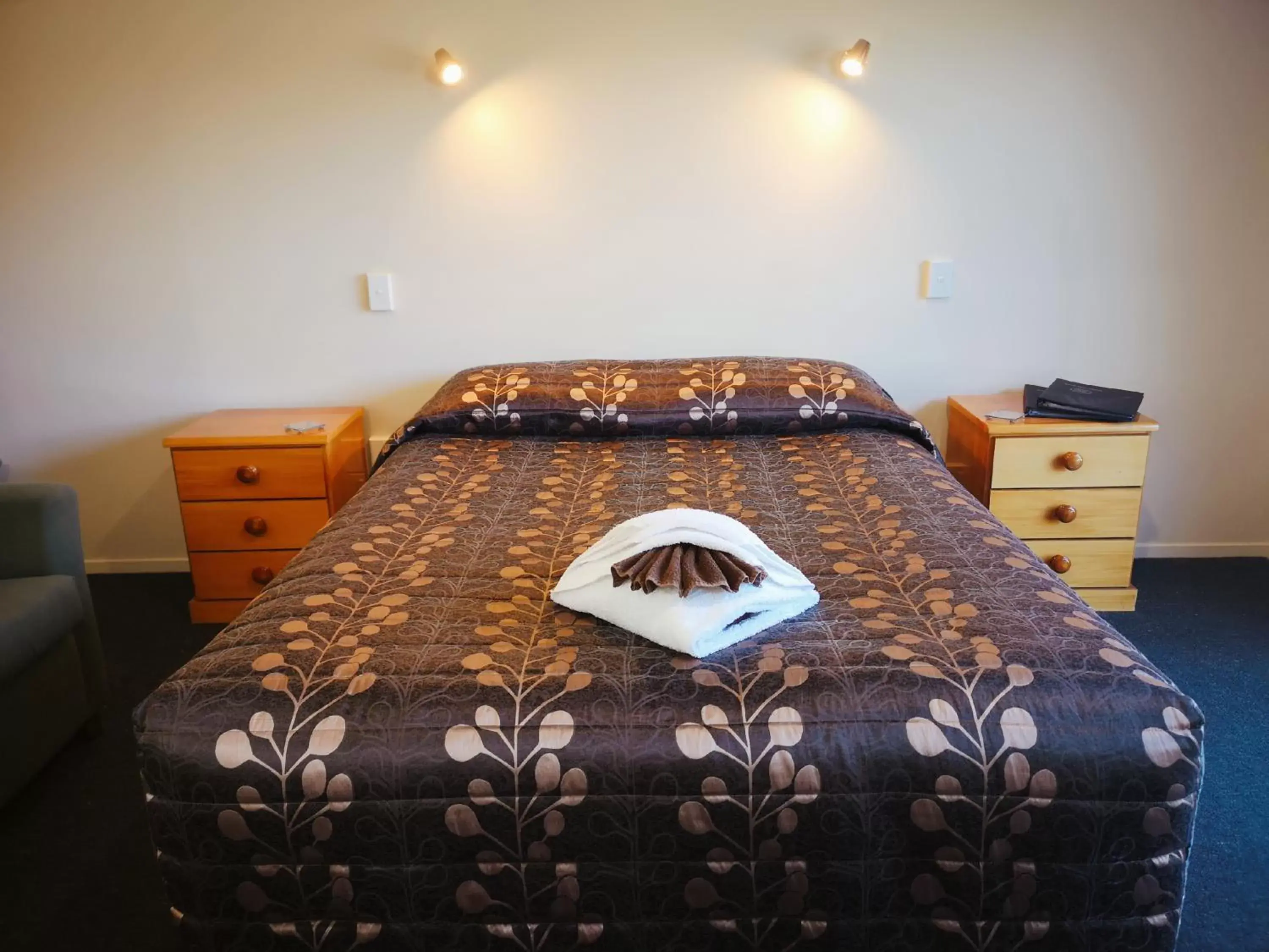 Bedroom, Bed in Aston Court Motel