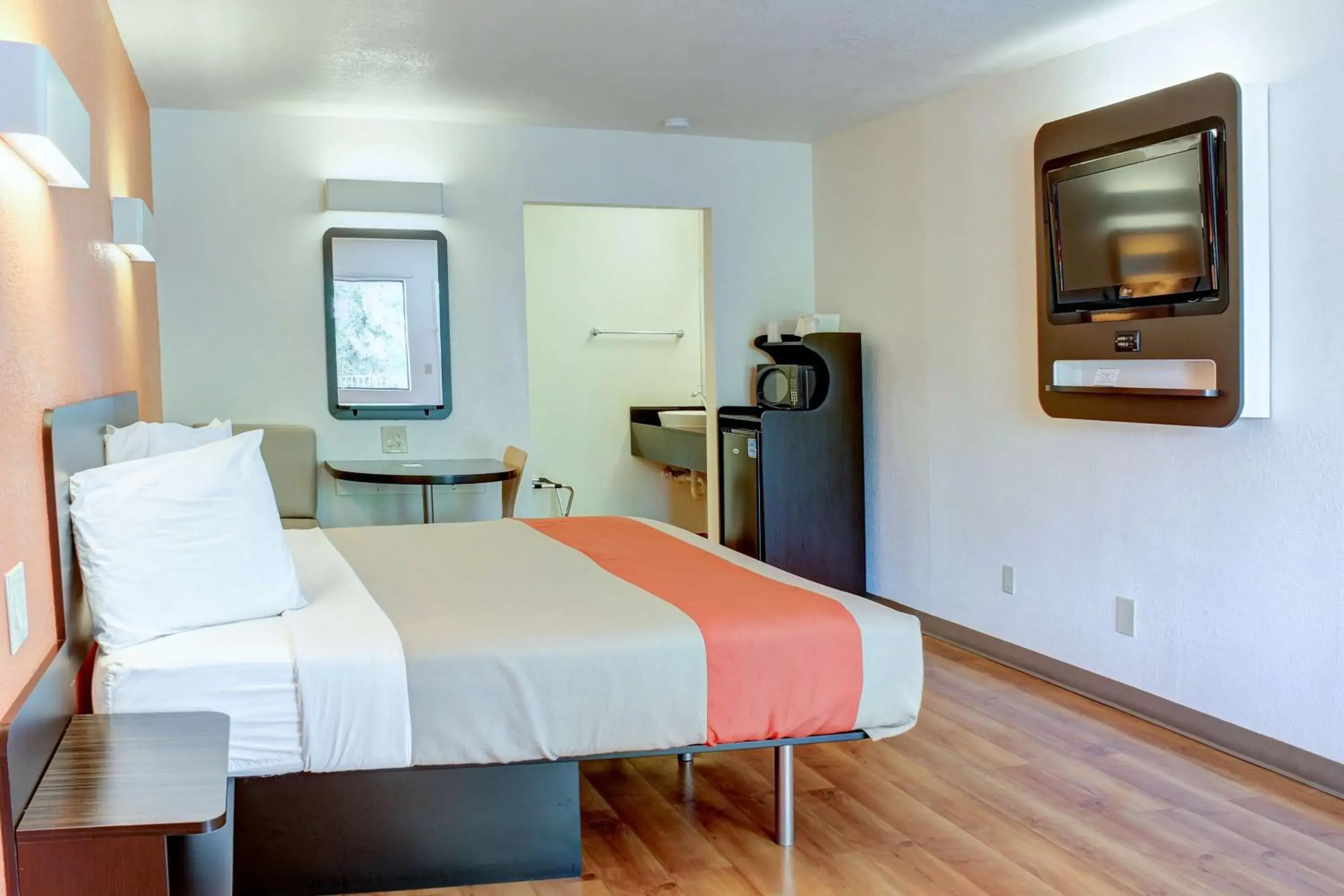 TV and multimedia, Bed in Motel 6-Bishop, CA