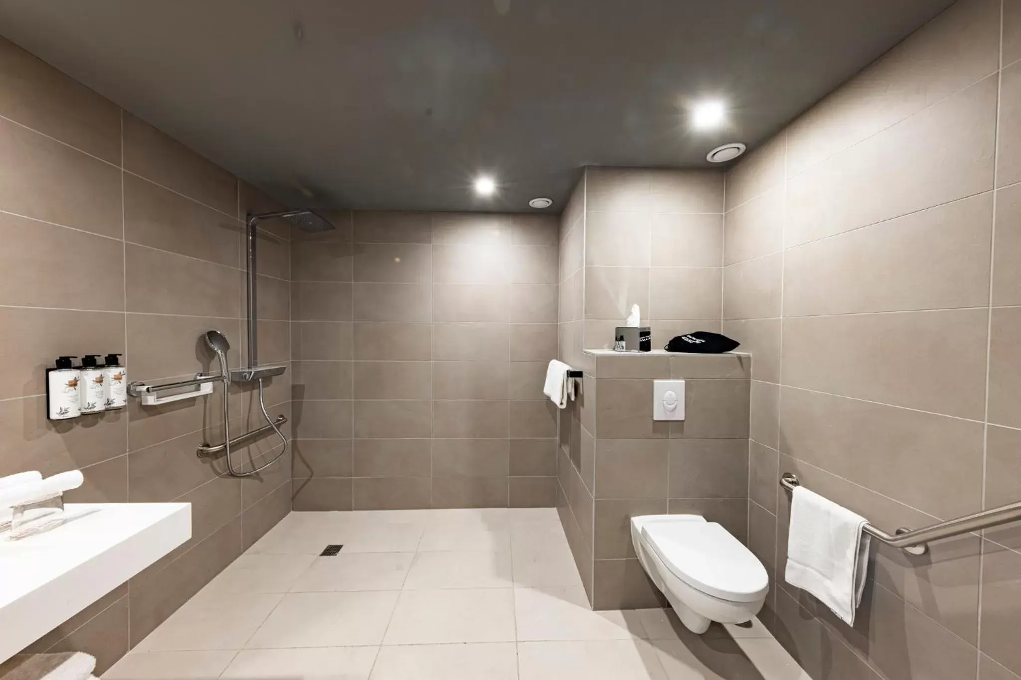 Photo of the whole room, Bathroom in Crowne Plaza - Marseille Le Dôme