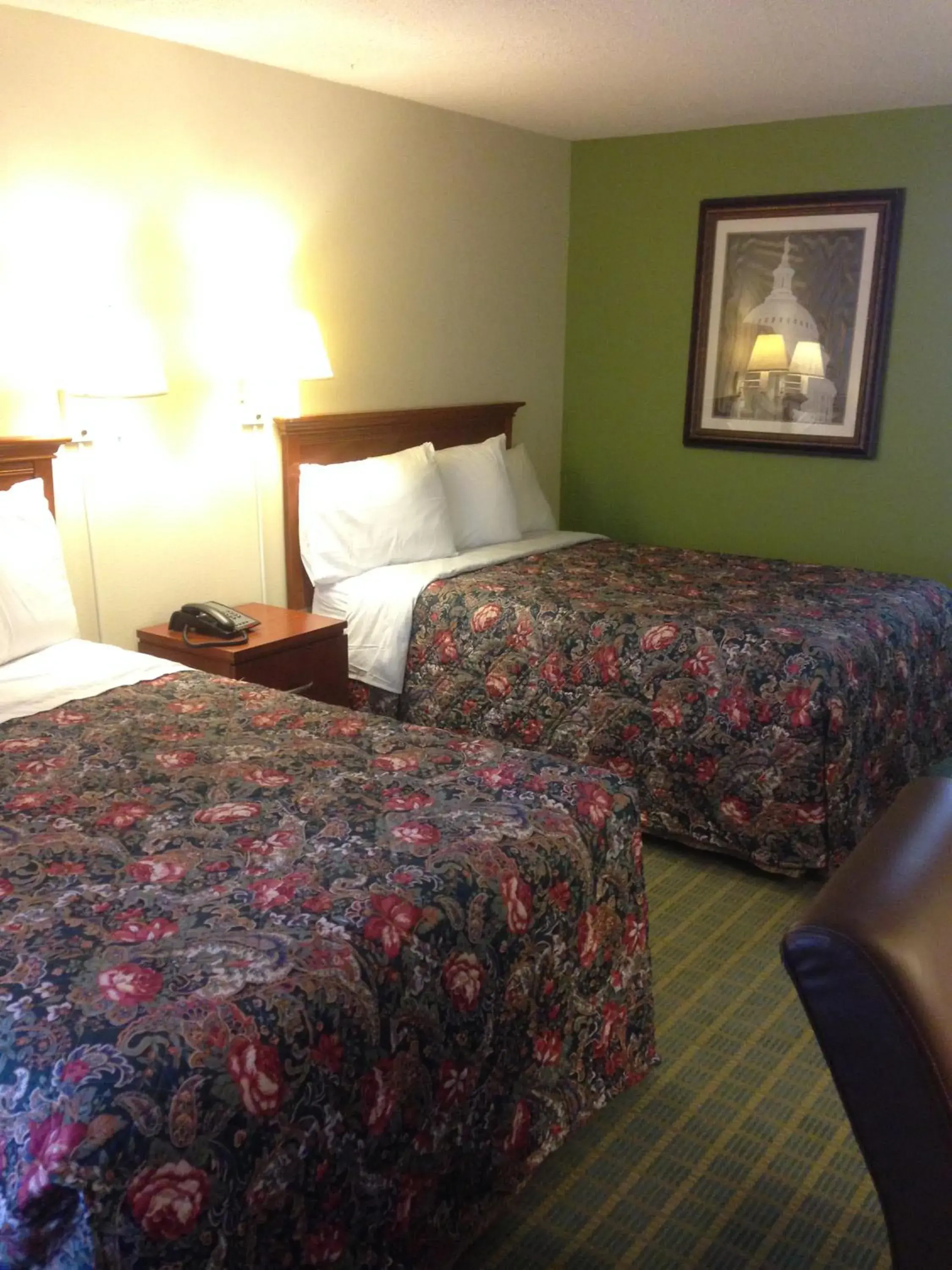 Bed in Rodeway Inn & Suites Greensboro Southeast