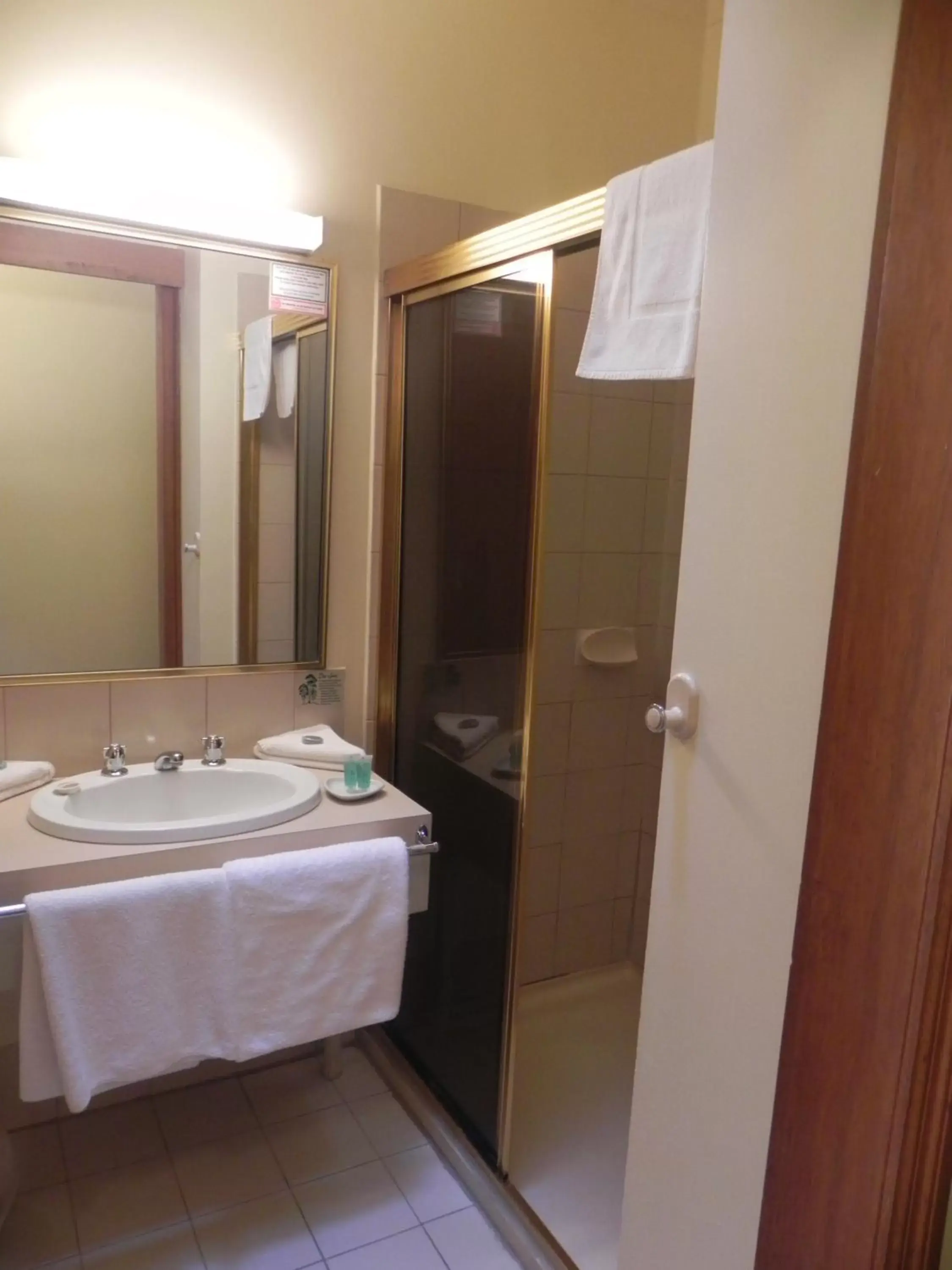 Bathroom in St Georges Motor Inn