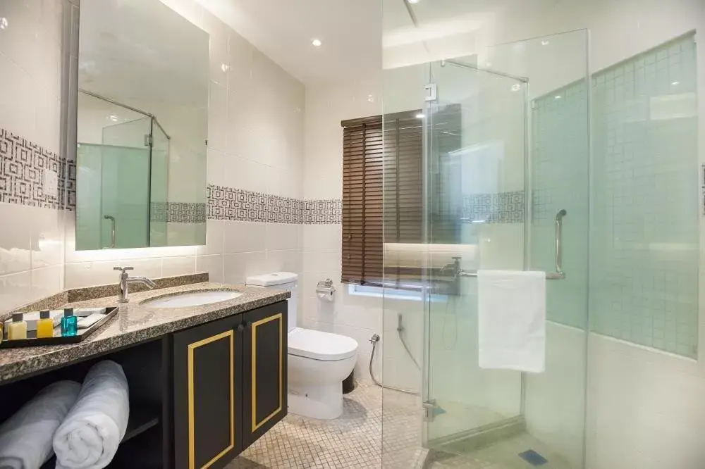 Shower, Bathroom in Apple Heritage Hotel